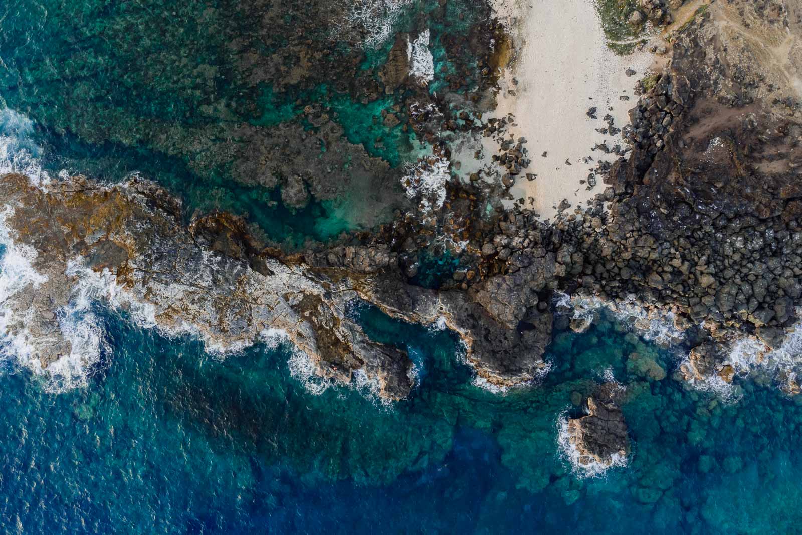 Photographie de Mathieu Dété, photographe de drone, de mode et de mariage à Saint-Paul sur l'île de la Réunion 974, présentant la crique de la Pointe au Sel vue du ciel