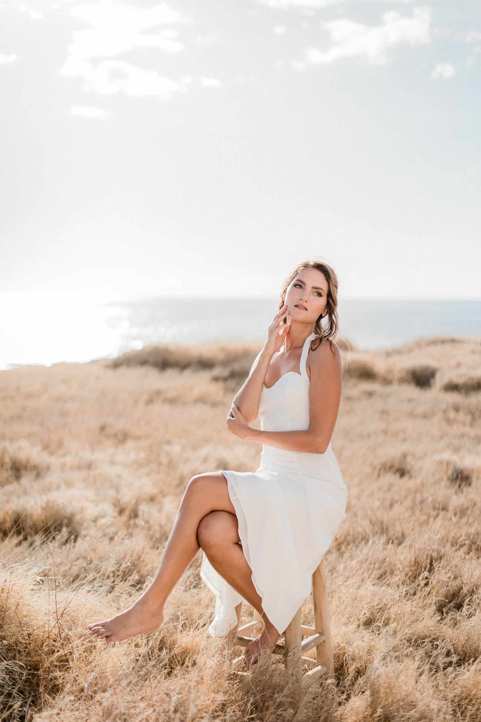 Photographie de Mathieu Dété, photographe de mariage, de mode et de couple à Saint-Paul sur l'île de la Réunion 974, présentant Emma, en robe de mariée de la marque Maison Mananne, dans la savane de la Pointe au Sel