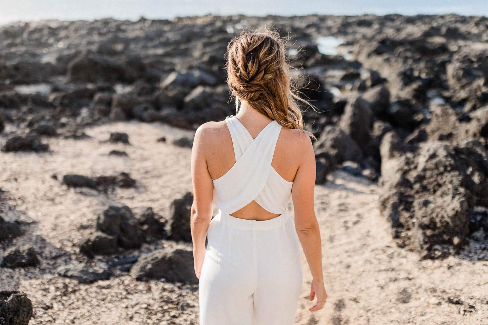 Photographie de Mathieu Dété, photographe de mariage, de mode et de fiançailles à Saint-Paul sur l'île de la Réunion 974, présentant Emma, mannequin, en robe de mariée de la marque Maison Mananne, de dos