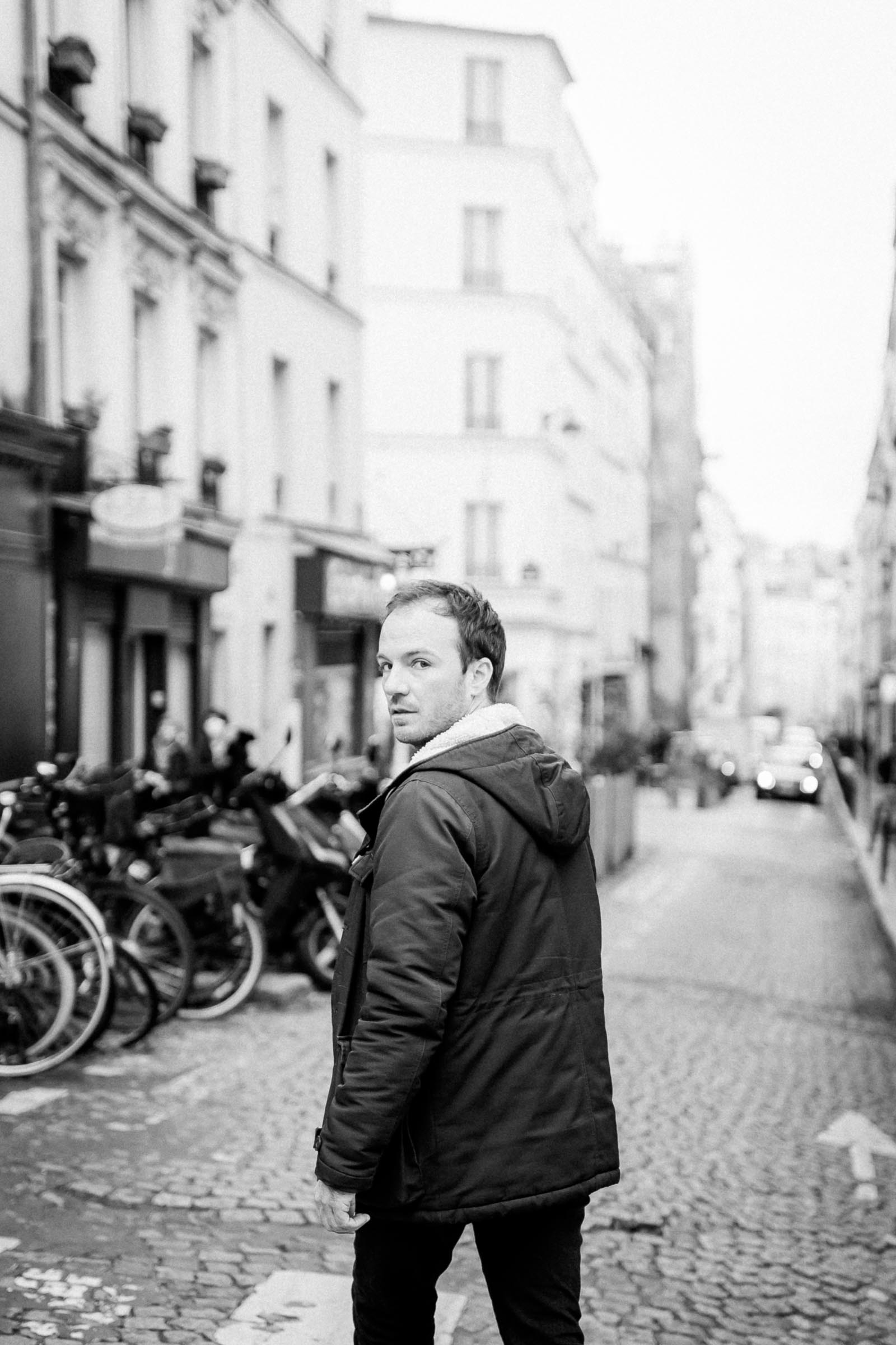 Photographie de Mathieu Dété, photographe de mariage et portrait sur l'île de la Réunion (974), présentant un portrait du chanteur Benoît Dorémus dans une ruelle de Montmartre en noir et blanc