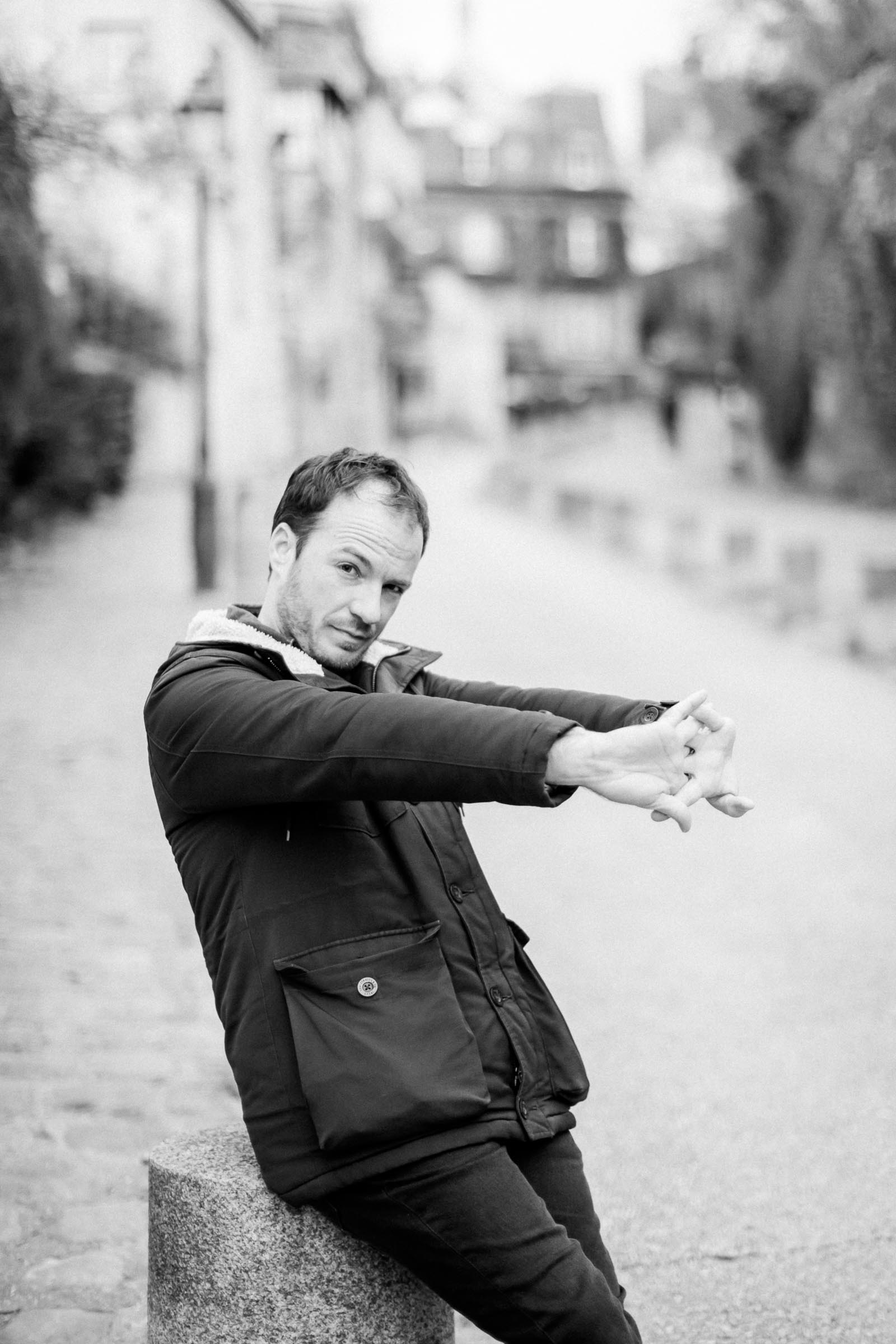 Photographie de Mathieu Dété, photographe de mariage et portrait sur l'île de la Réunion (974), présentant un portrait de Benoît Dorémus à Montmartre en noir et blanc