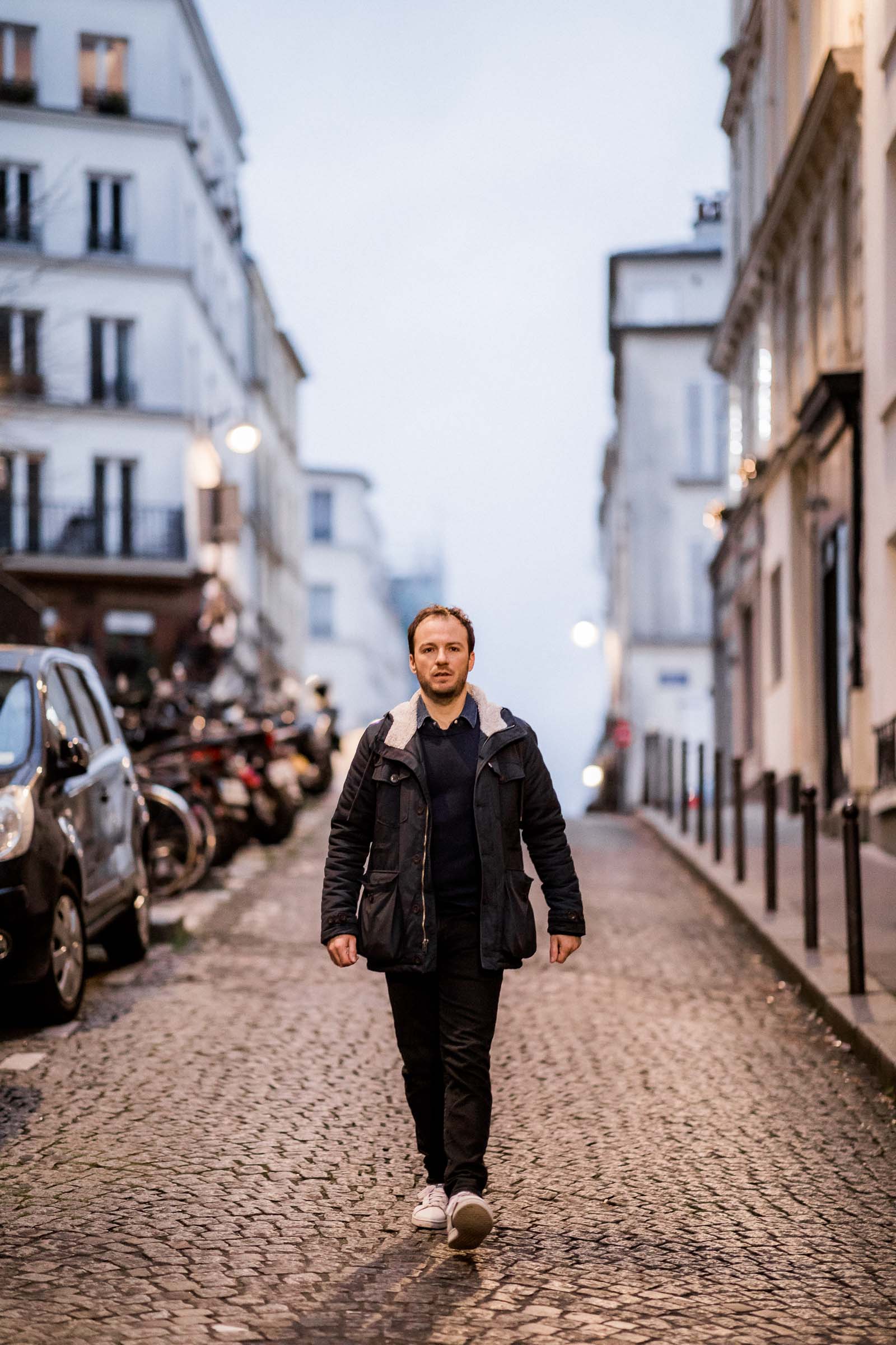 Photographie de Mathieu Dété, photographe de mariage et portrait sur l'île de la Réunion (974), présentant un portrait du chanteur Benoît Dorémus marchant dans une ruelle de Paris