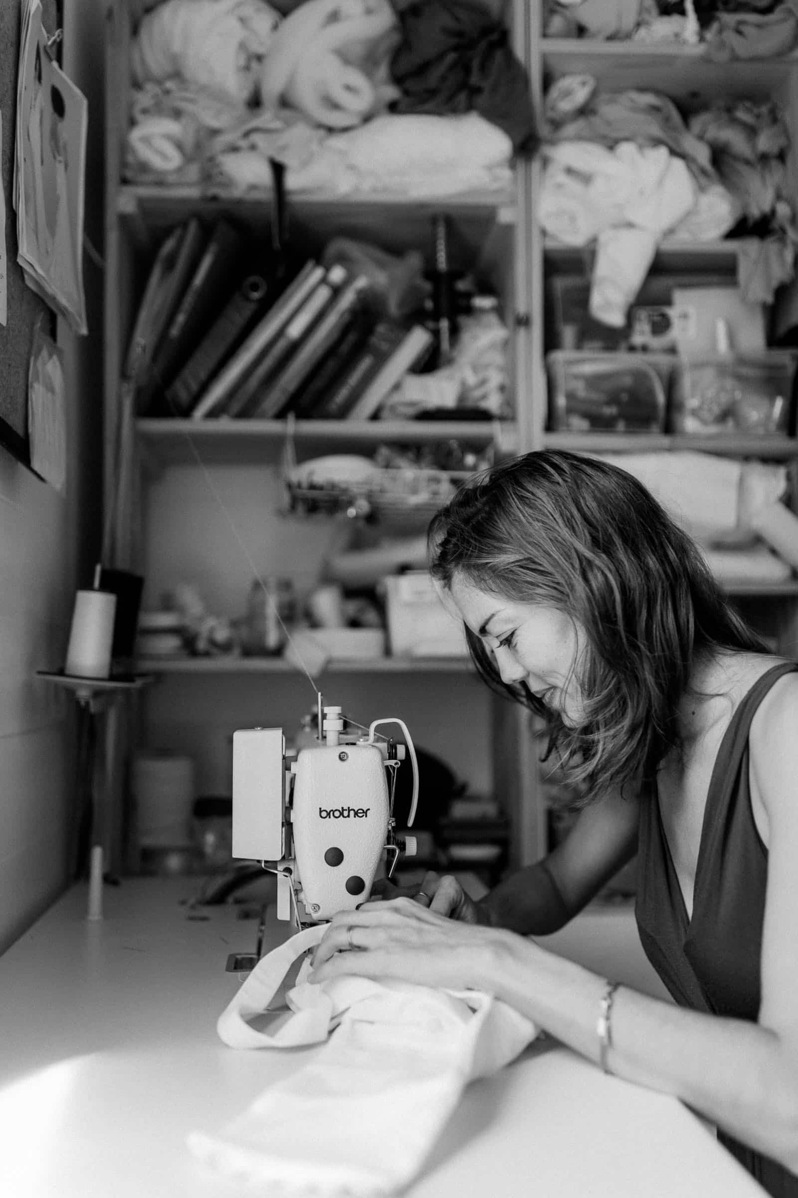 Photographie de Mathieu Dété, photographe de mariage et de famille à Saint-Gilles sur l'île de la Réunion 974, présentant le travail d'Eugénie, de Maison Mananne, lors de la couture d'une robe