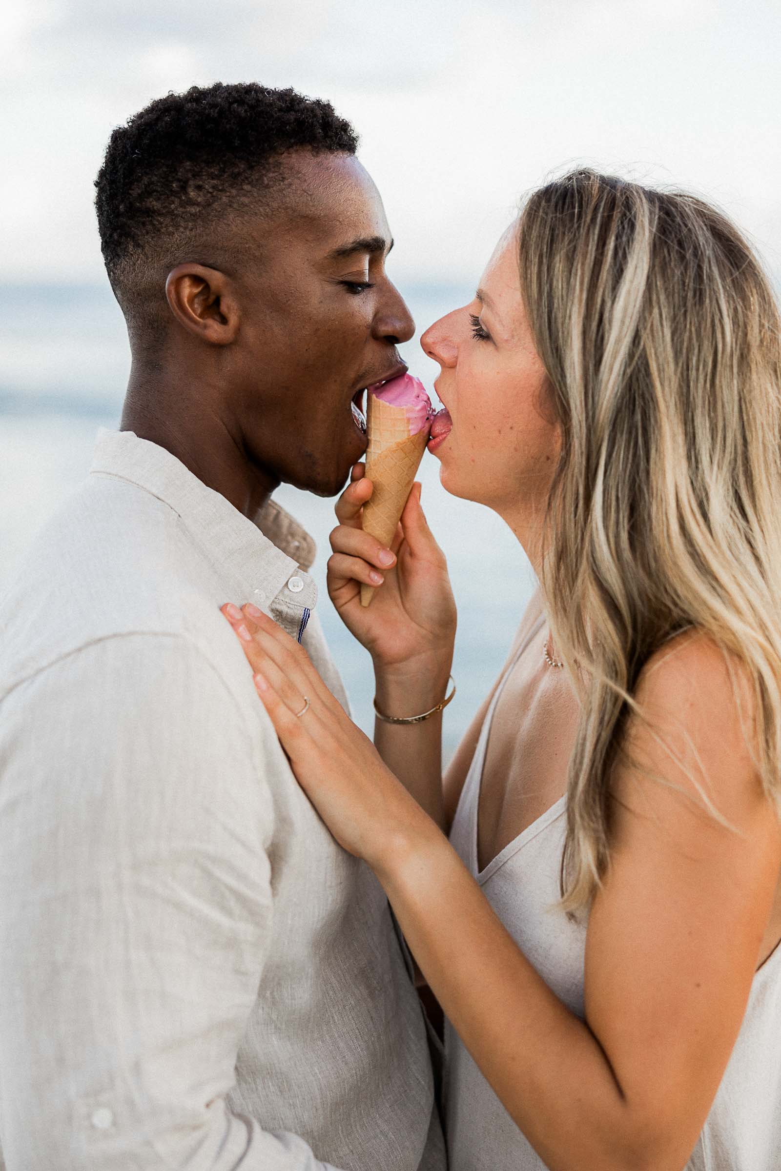 Photographie de Mathieu Dété, photographe de mariage et famille à Saint-Pierre sur l'île de la Réunion 974, présentant une photo d'un couple face à face mangeant une glace