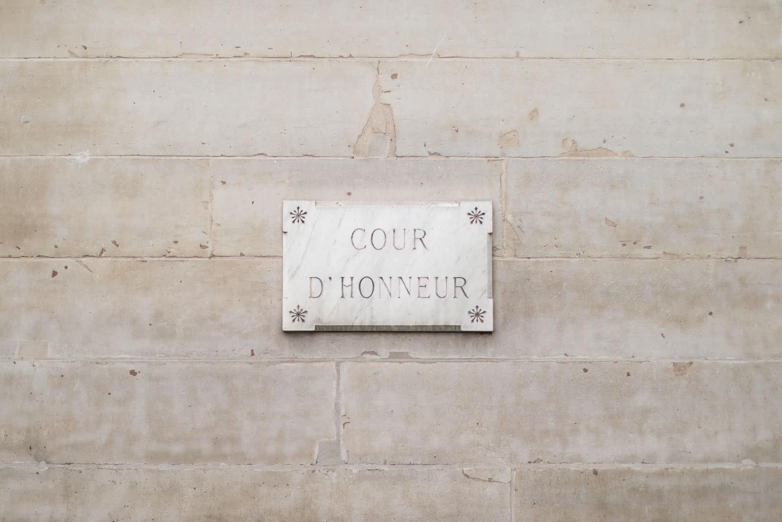 Photo de Mathieu Dété, image de la plaque de la cour d'honneur du Palais Royal