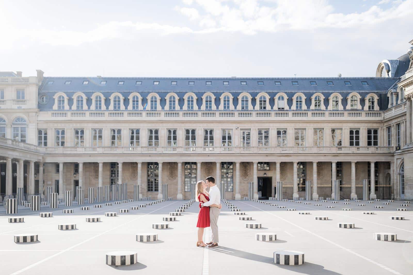 Photo de Mathieu Dété, couple amoureux dansant dans la cour du Palais Royal