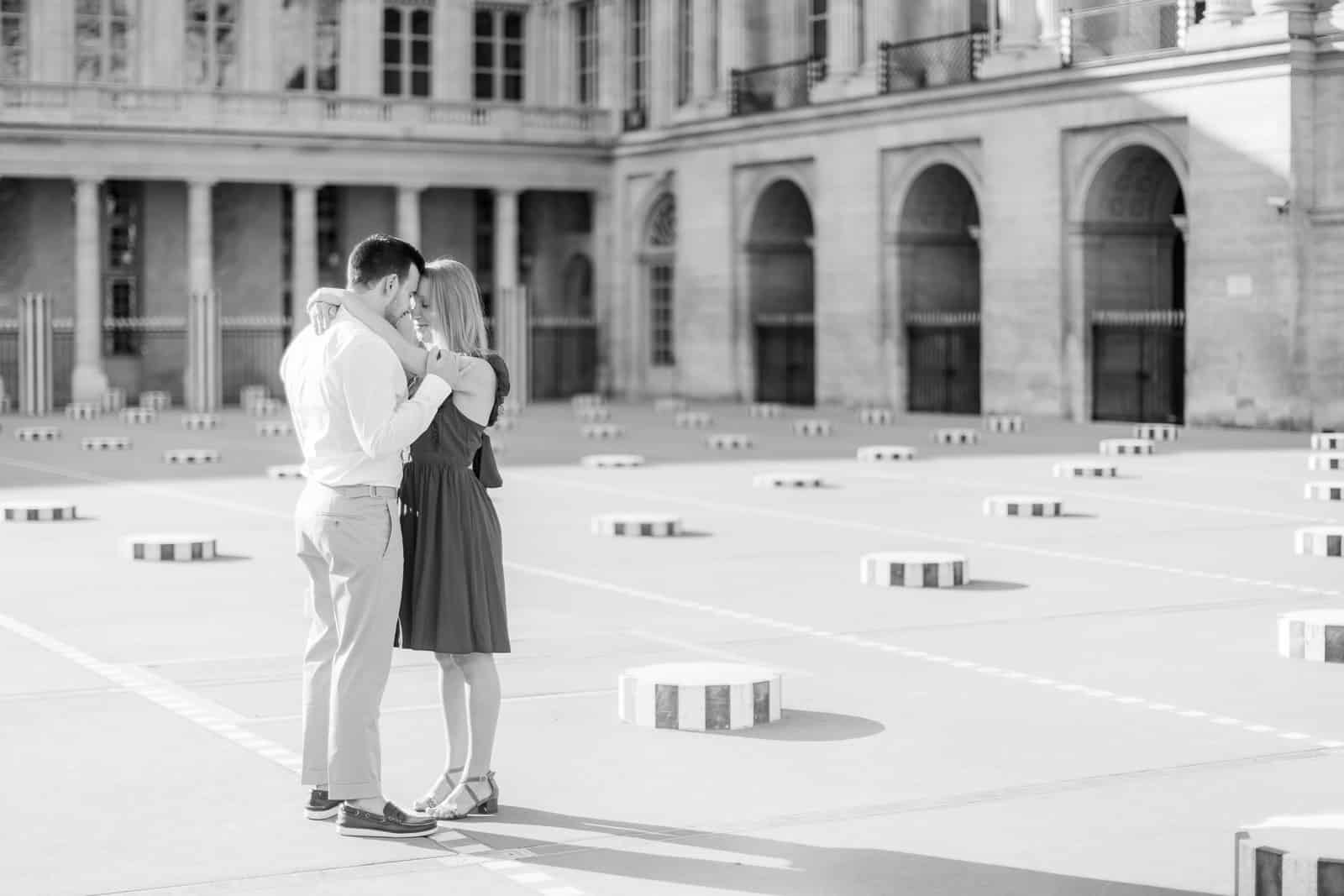 Photo de Mathieu Dété, couple amoureux enlacé dans la cour du Palais Royal