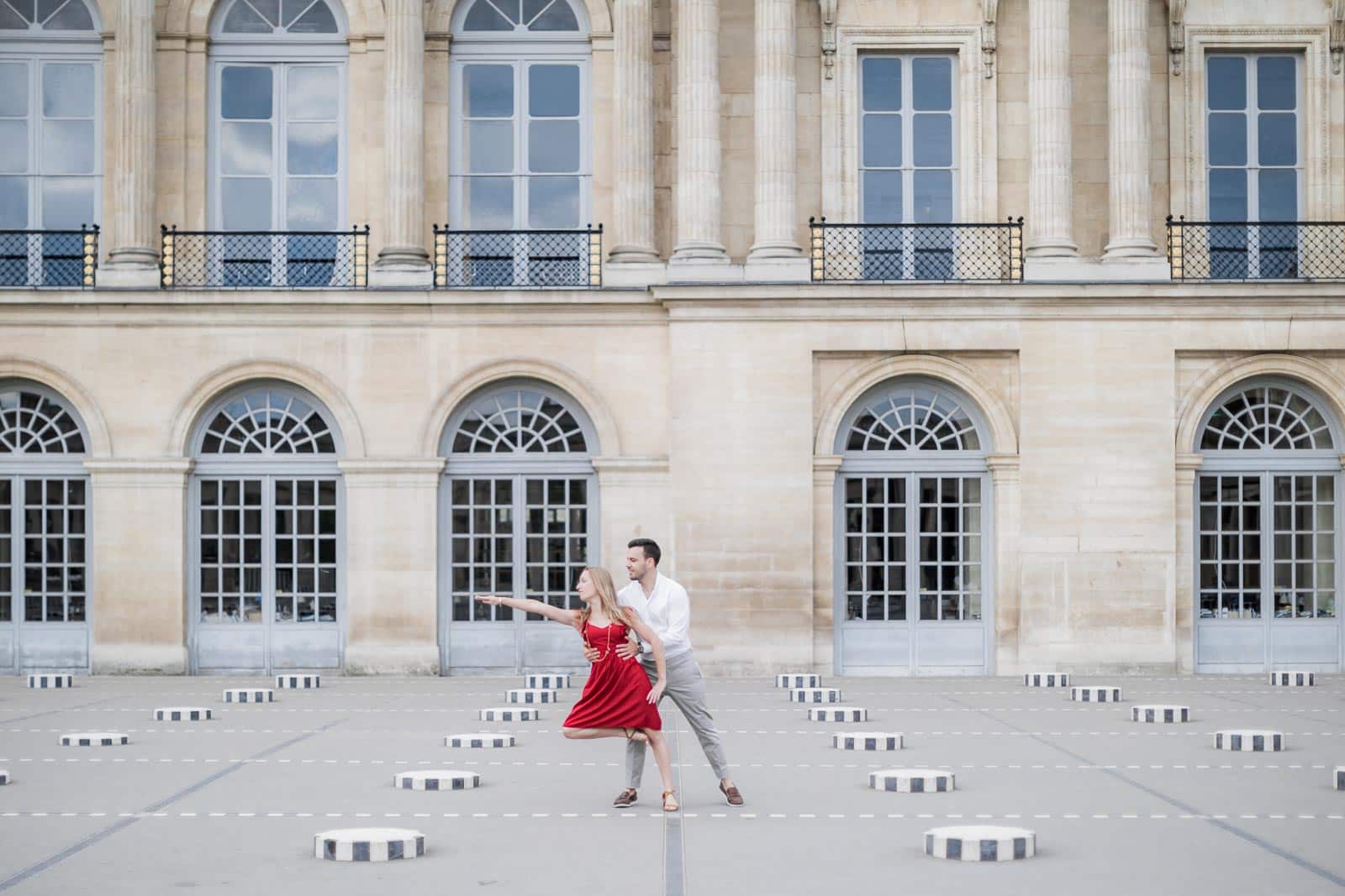 Photo de Mathieu Dété, couple amoureux dansant dans la cour du Palais Royal