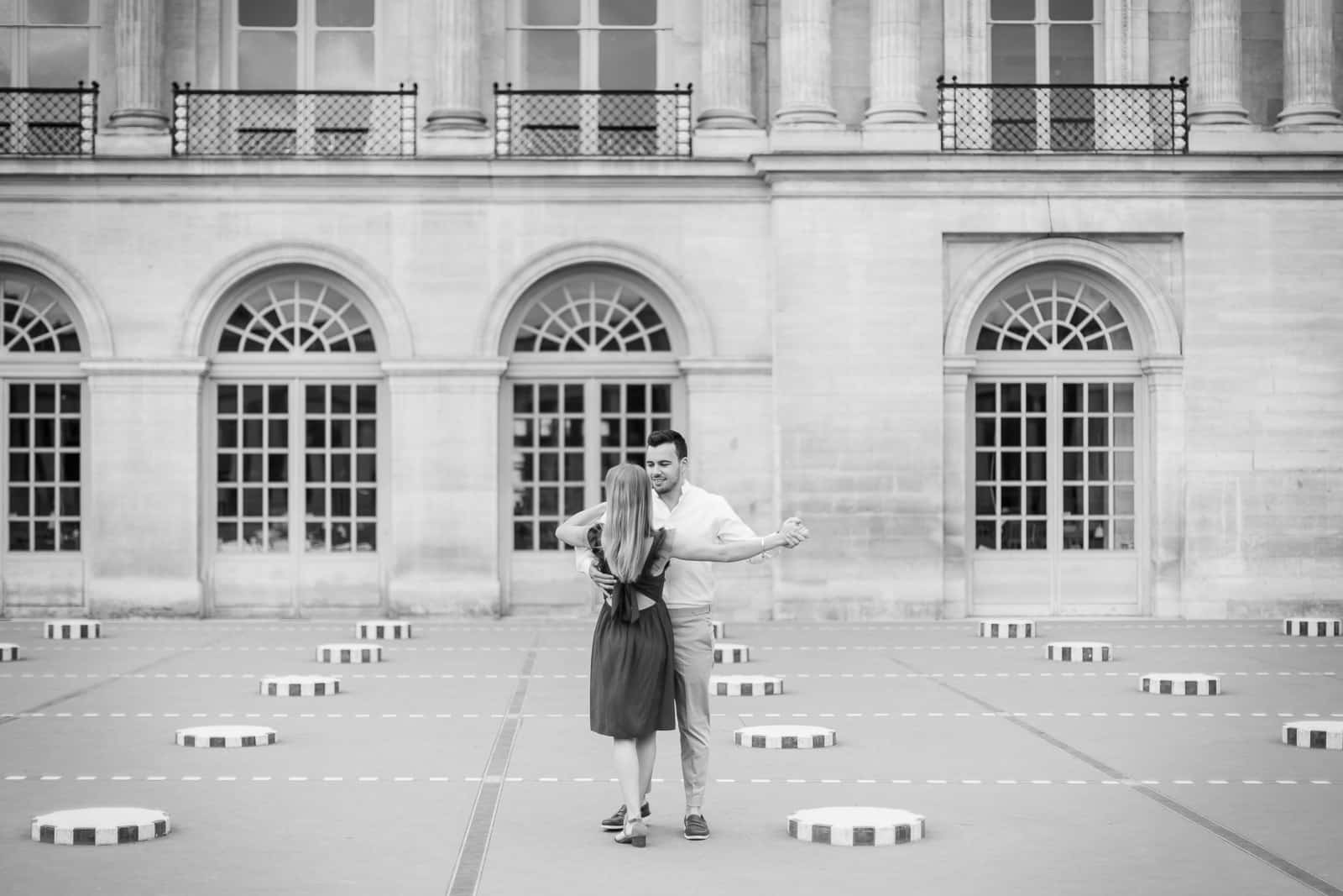 Photo de Mathieu Dété, couple amoureux dansant dans la cour du Palais Royal