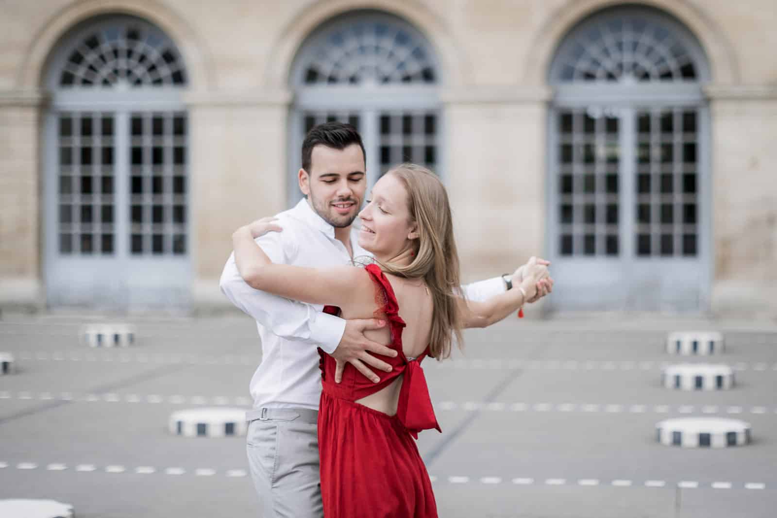 Photo de Mathieu Dété, couple amoureux dansant près des colonnes de Buren