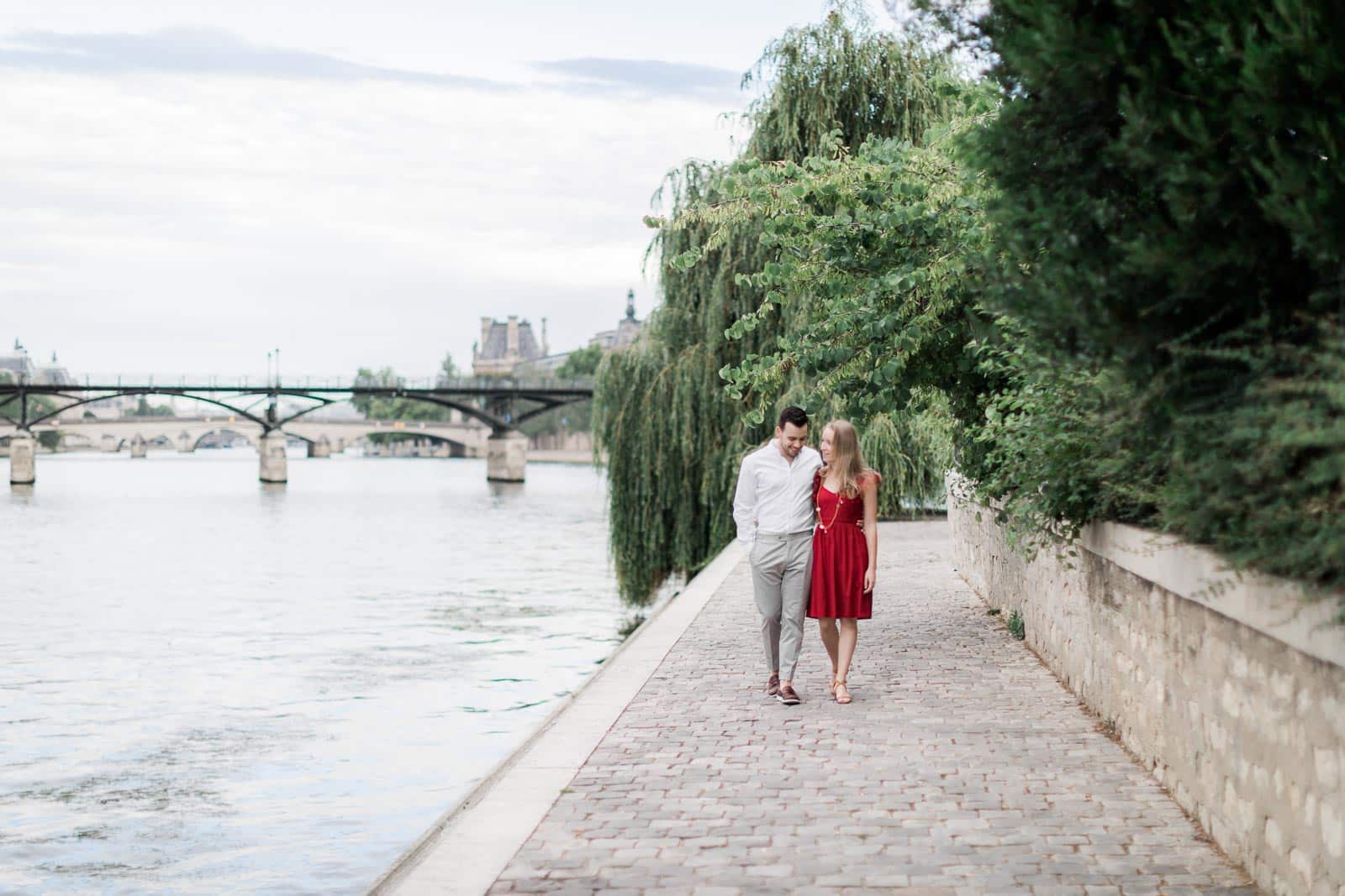 Photo de Mathieu Dété, couple amoureux marchant en bord de Seine