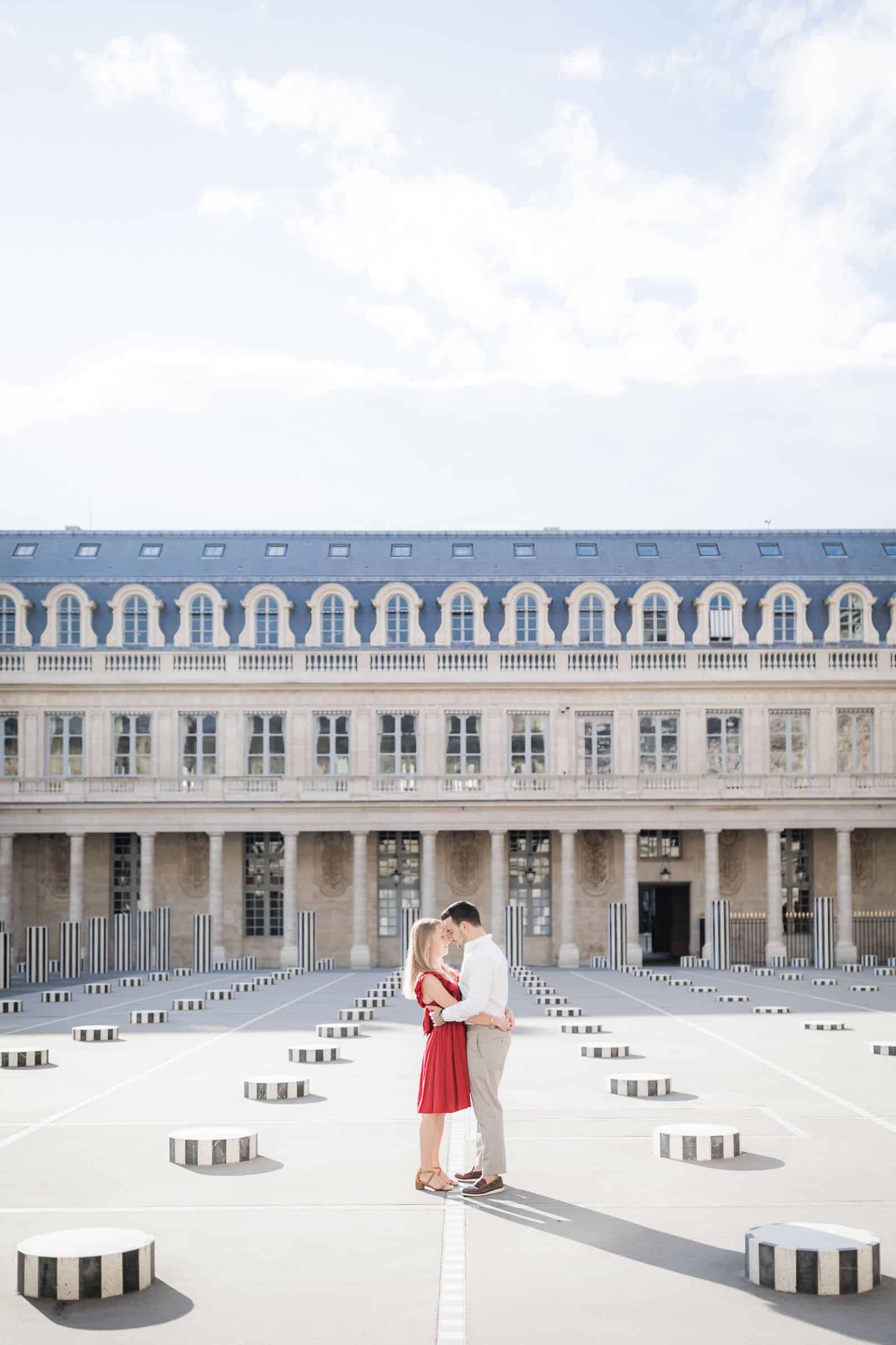 Photo de Mathieu Dété, couple amoureux enlacé près des colonnes de Buren