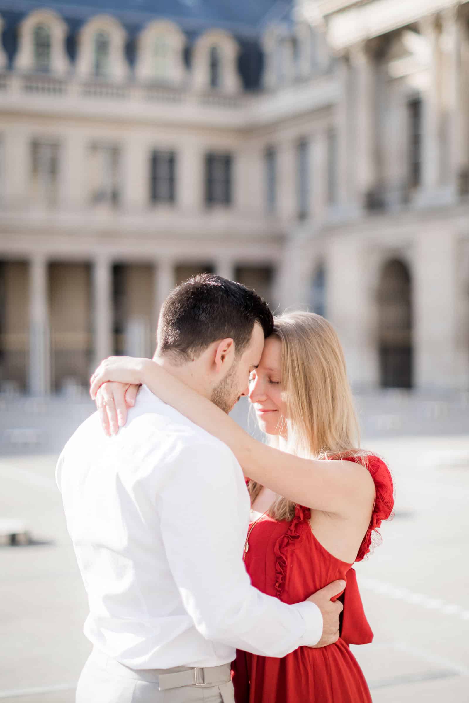 Photo de Mathieu Dété, couple amoureux enlacé près des colonnes de Buren