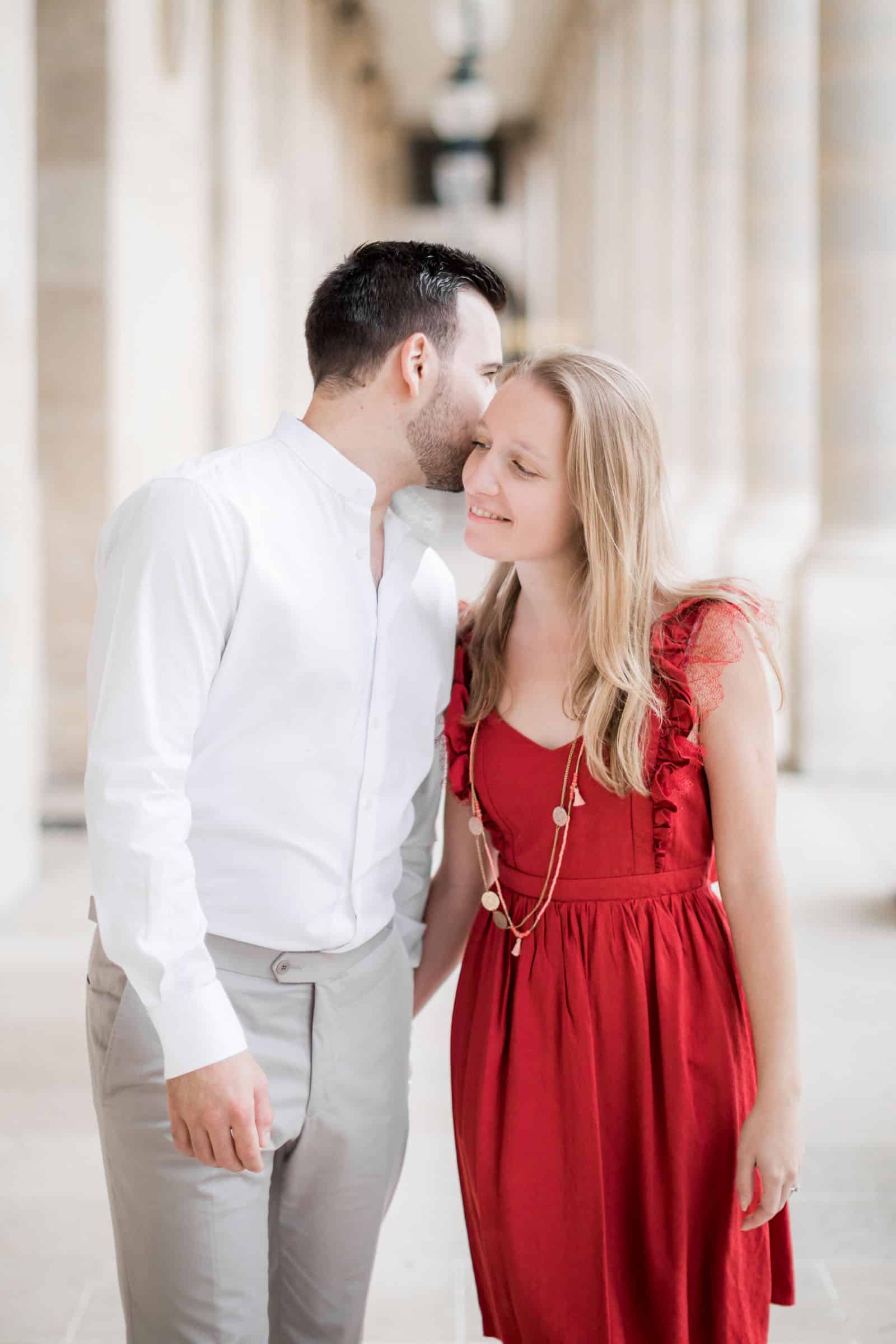 Photo de Mathieu Dété, couple amoureux dans les allées du Palais-Royal à Paris