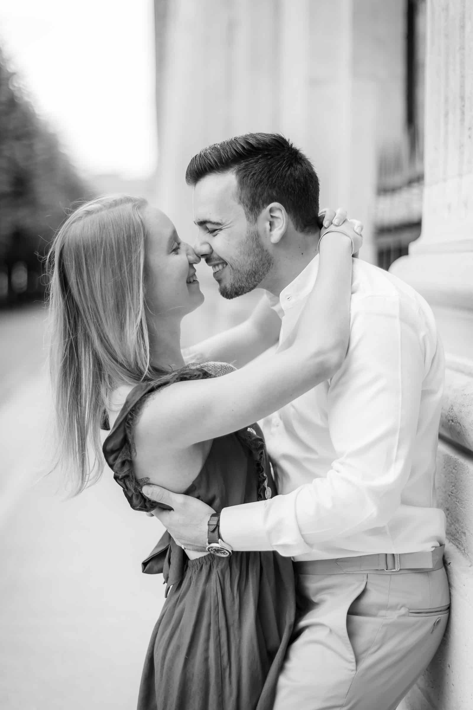 Photo de Mathieu Dété, couple amoureux dans les jardins du Palais-Royal à Paris