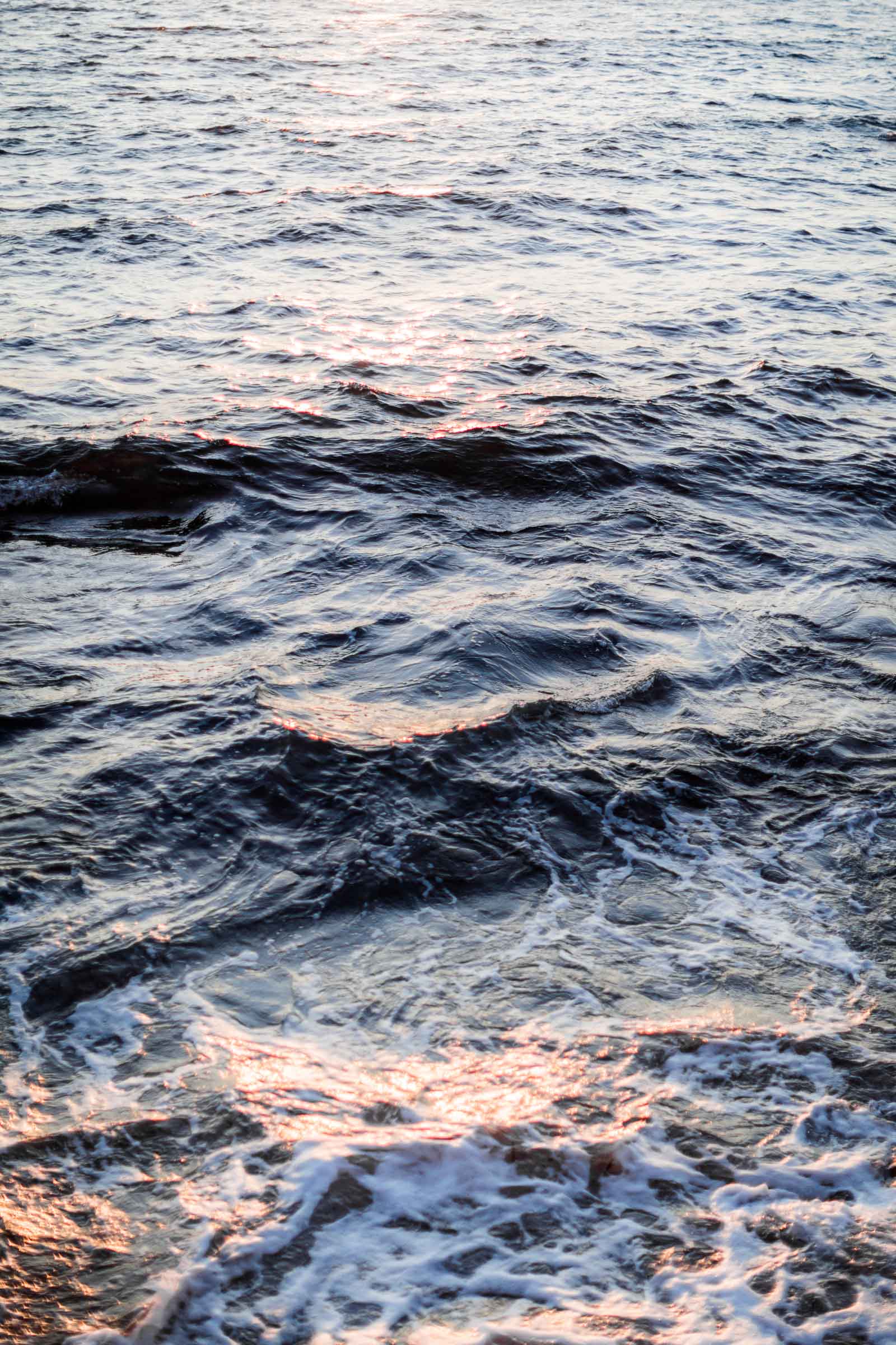 Photographie de Mathieu Dété, photographe de mariage et couple à Saint-Denis de la Réunion (974), présentant les vagues au coucher de soleil en bord de mer