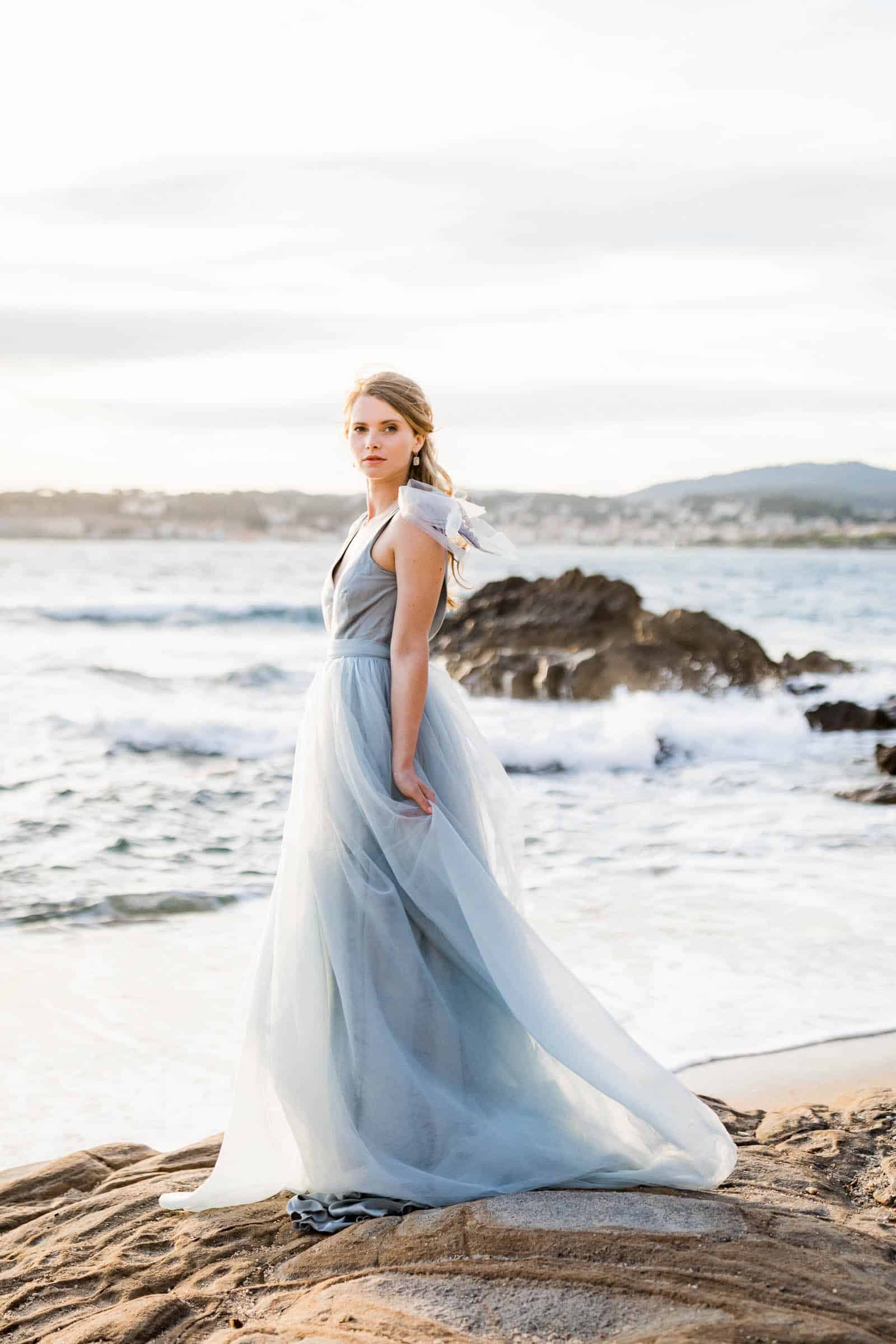 Photographie de Mathieu Dété, photographe de mariage et couple à Saint-Denis de la Réunion (974), présentant un portrait de la mariée en robe bleue en bord de mer