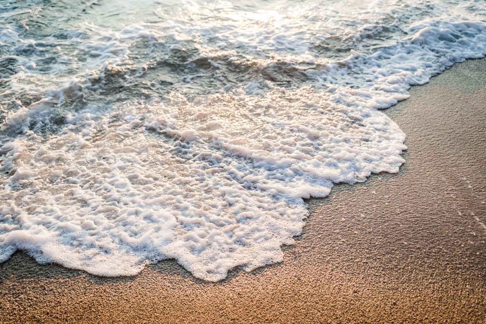 Photographie de Mathieu Dété, photographe de mariage et couple à Saint-Denis de la Réunion (974), présentant l'écume des vagues au coucher de soleil en bord de mer