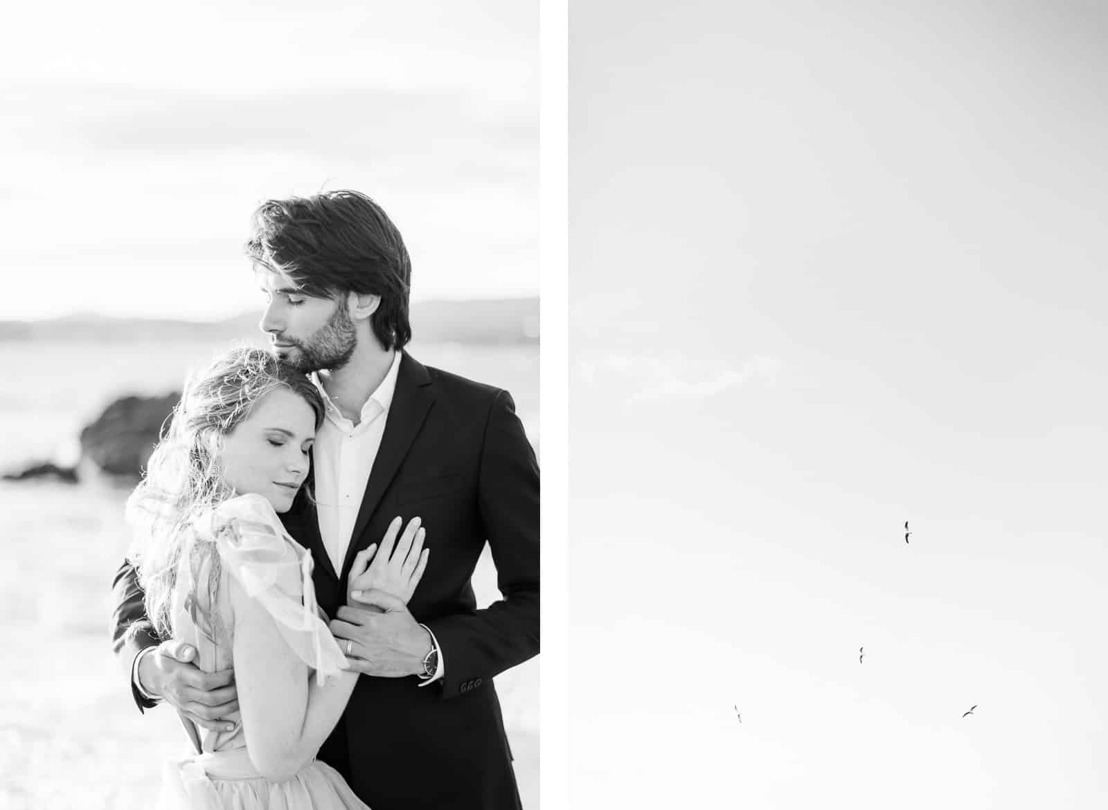 Photographie de Mathieu Dété, photographe de mariage sur l'île de la Réunion (974), présentant un couple amoureux en noir et blanc en bord de mer