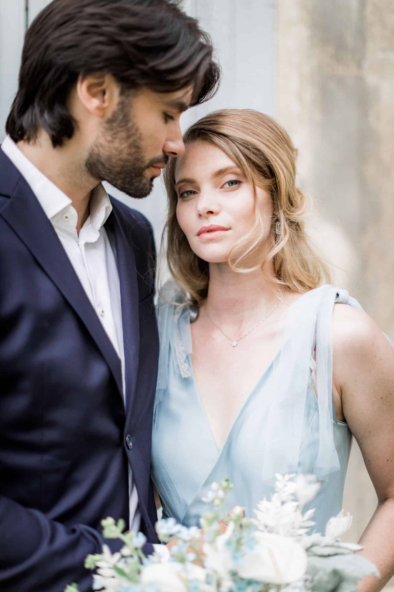 Photographie de Mathieu Dété, photographe de mariage et couple à Saint-Denis de la Réunion (974), présentant un portrait des mariés enlacés