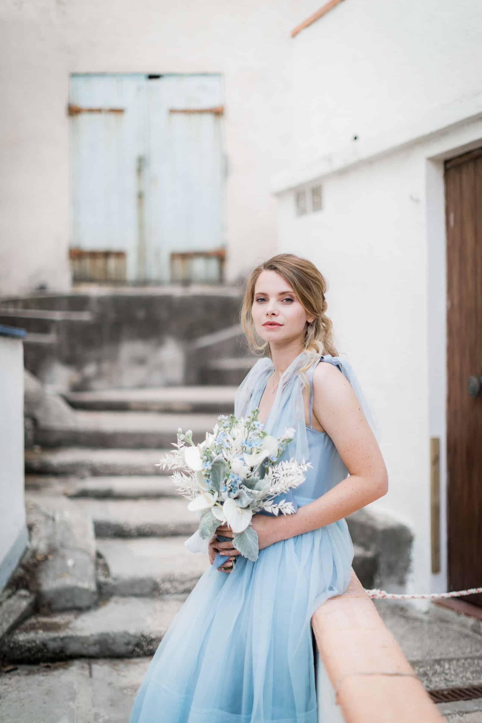 Photographie de Mathieu Dété, photographe de mariage et couple à Saint-Denis de la Réunion (974), présentant un portrait de la mariée en robe bleue en bord de mer