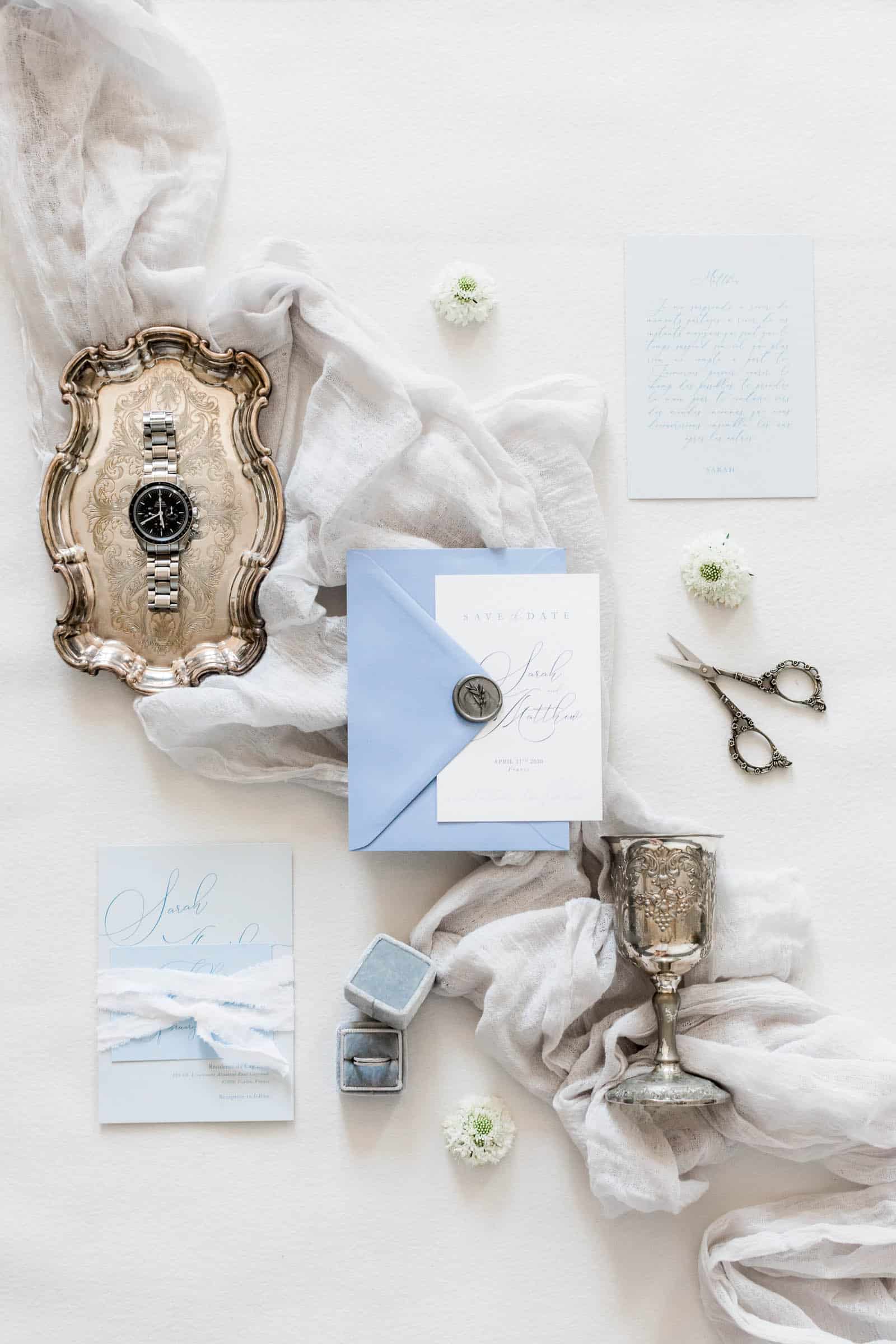 Photographie de Mathieu Dété présentant un flat lay de la papéterie et des objets du mariage