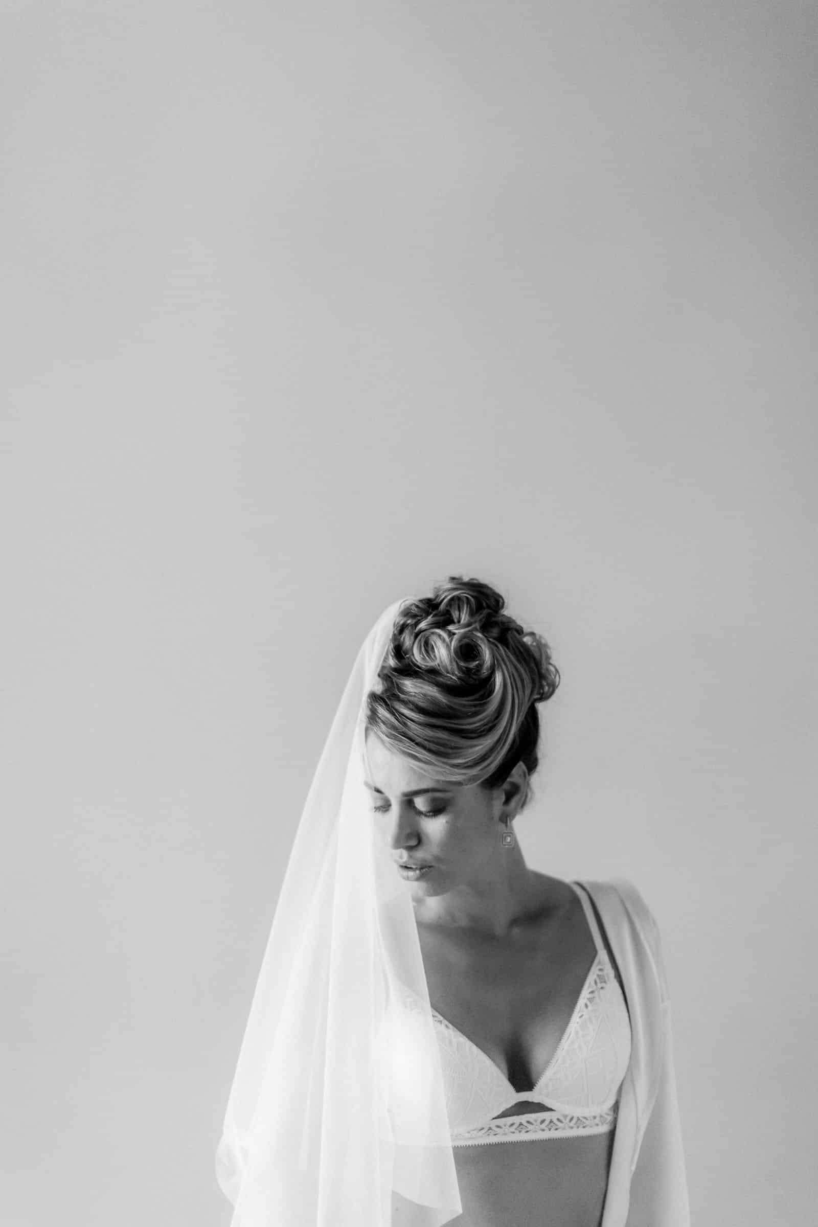 Photographie de Mathieu Dété présentant un portrait boudoir dénudé de la mariée dans la Villa Brignac