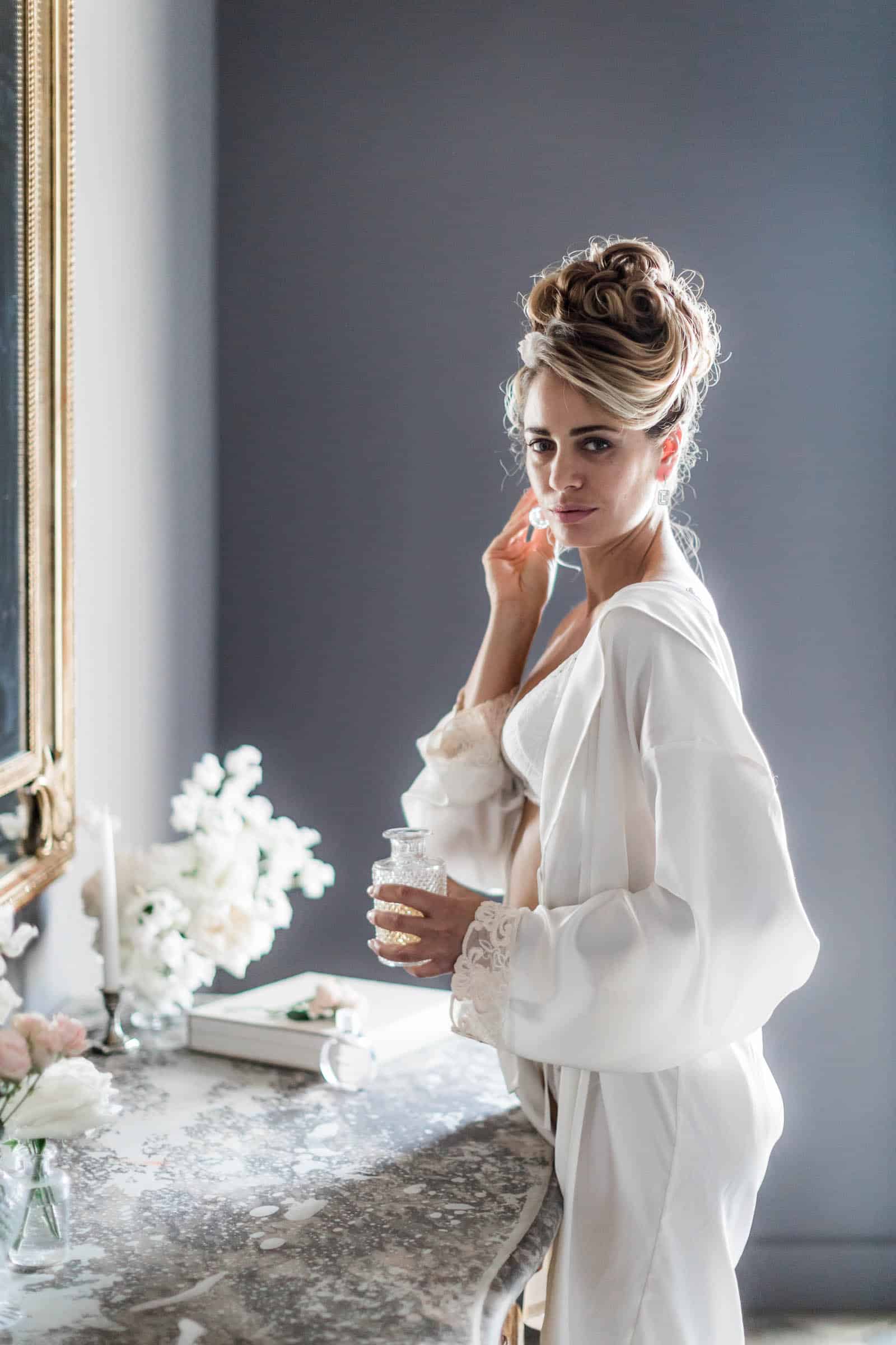 Photographie de Mathieu Dété présentant un portrait de la mariée dans la Villa Brignac