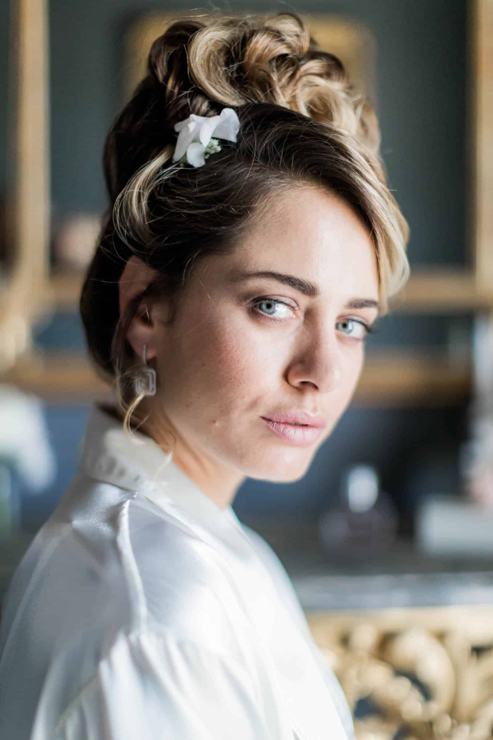 Photographie de Mathieu Dété présentant un portrait de la mariée dans la Villa Brignac