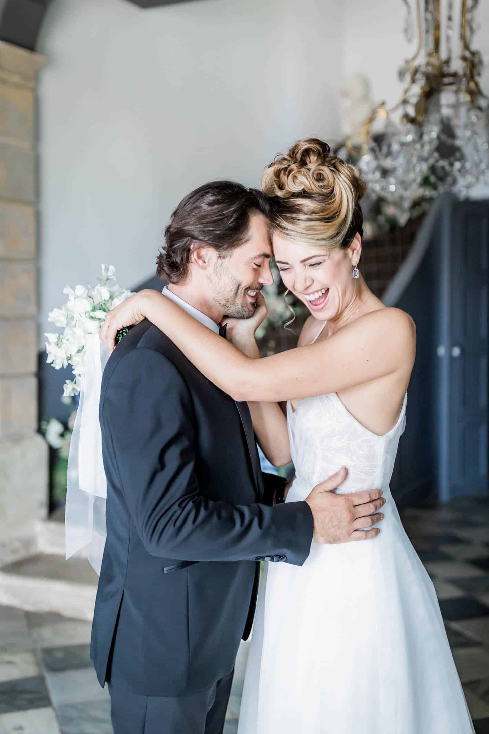 Photographie de Mathieu Dété présentant les mariés à l'intérieur de la Villa Brignac à Ollioules