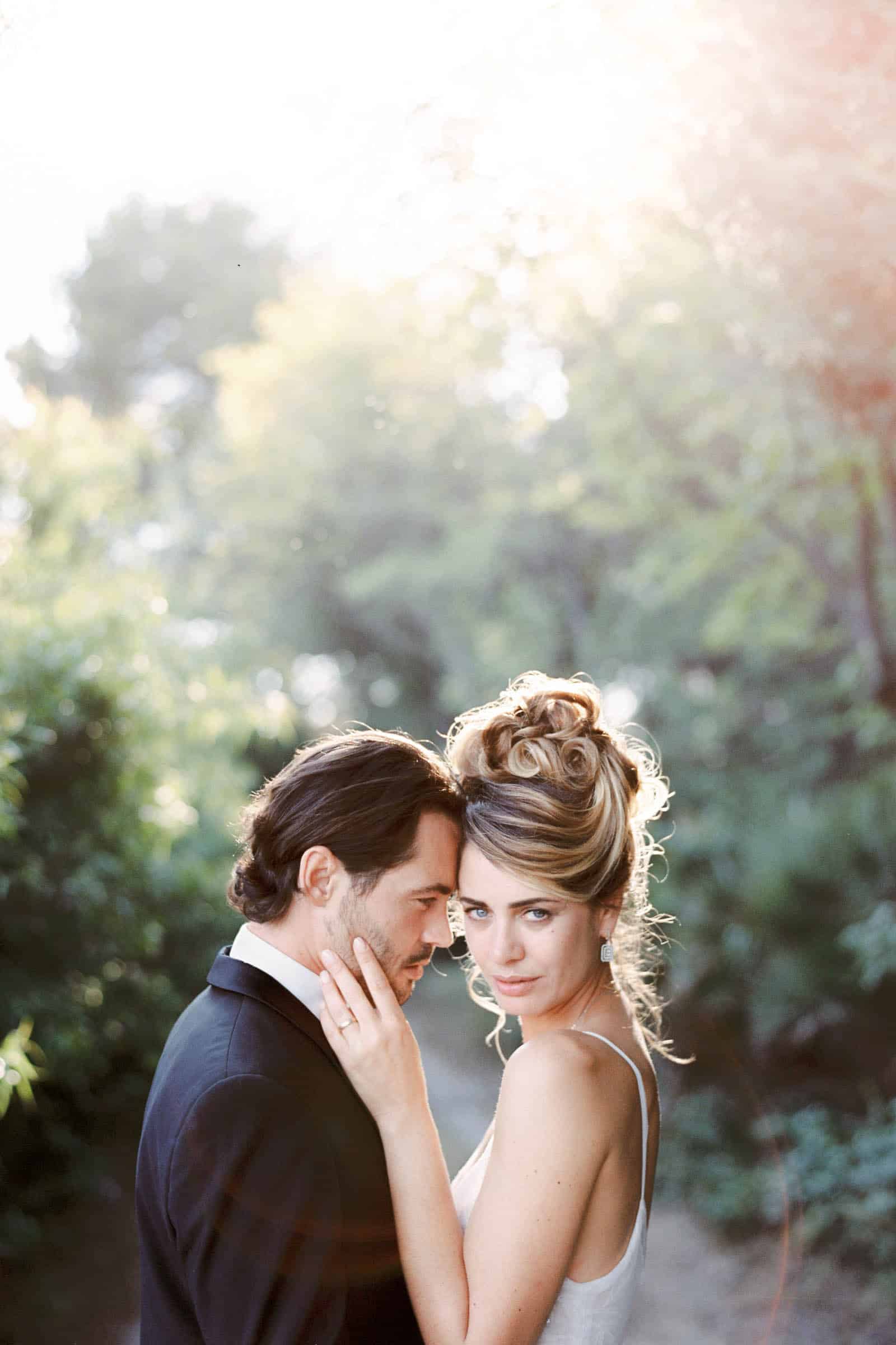 Photographie de Mathieu Dété présentant les mariés dans les jardins d'oliviers de la Villa Brignac à Ollioules