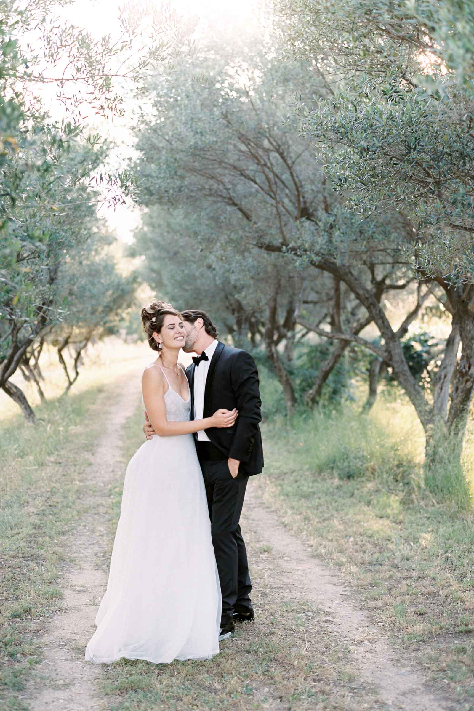 Photographie de Mathieu Dété présentant les mariés dans les jardins d'oliviers de la Villa Brignac à Ollioules