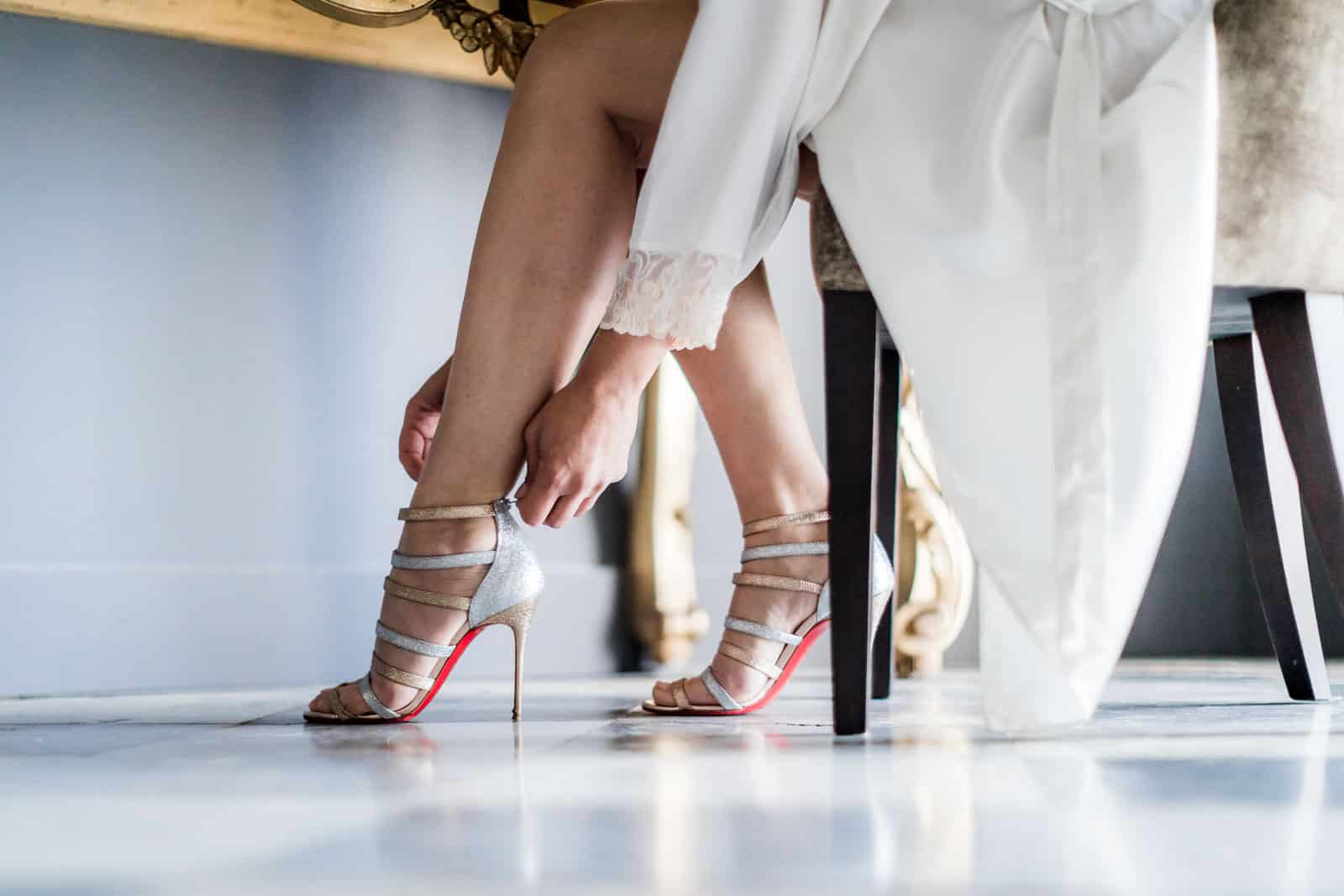 Photographie de Mathieu Dété présentant l'habillage des chaussures de la mariée à la Villa Brignac