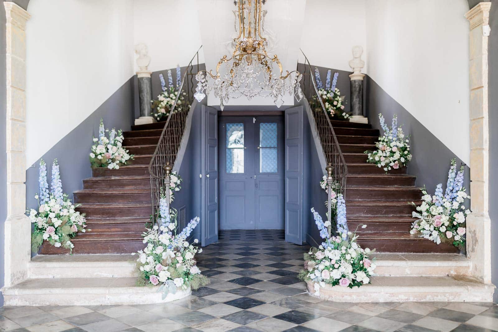 Photographie de Mathieu Dété présentant l'escalier fleuri de l'intérieur de la Villa Brignac