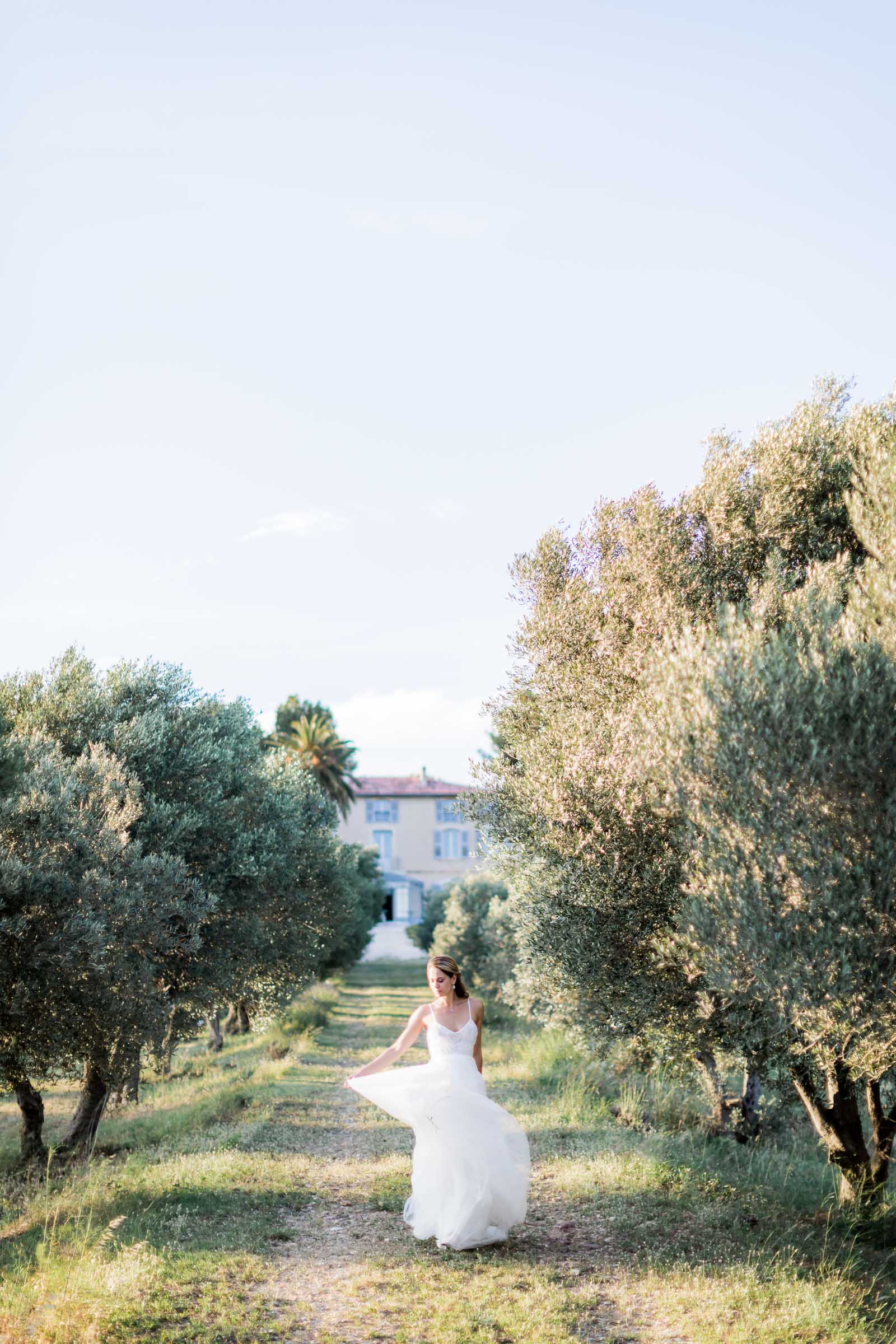 Photographie de Mathieu Dété présentant la mariée dans les jardins d'oliviers de la Villa Brignac à Ollioules