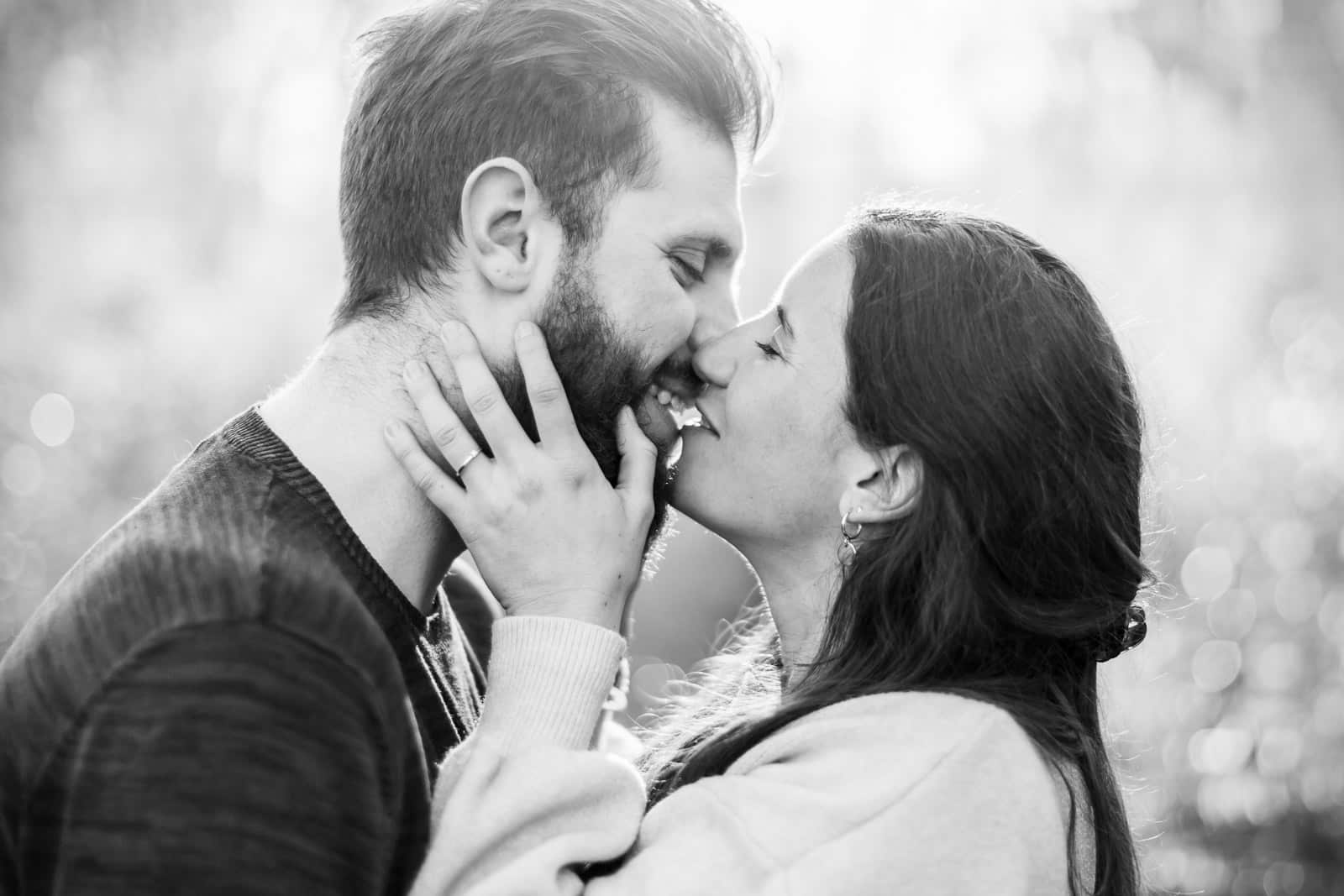 Photographie de Mathieu Dété, photographe de séance couple sur l'île de la Réunion, présentant un couple qui s'embrasse en noir et blanc à Saint Denis