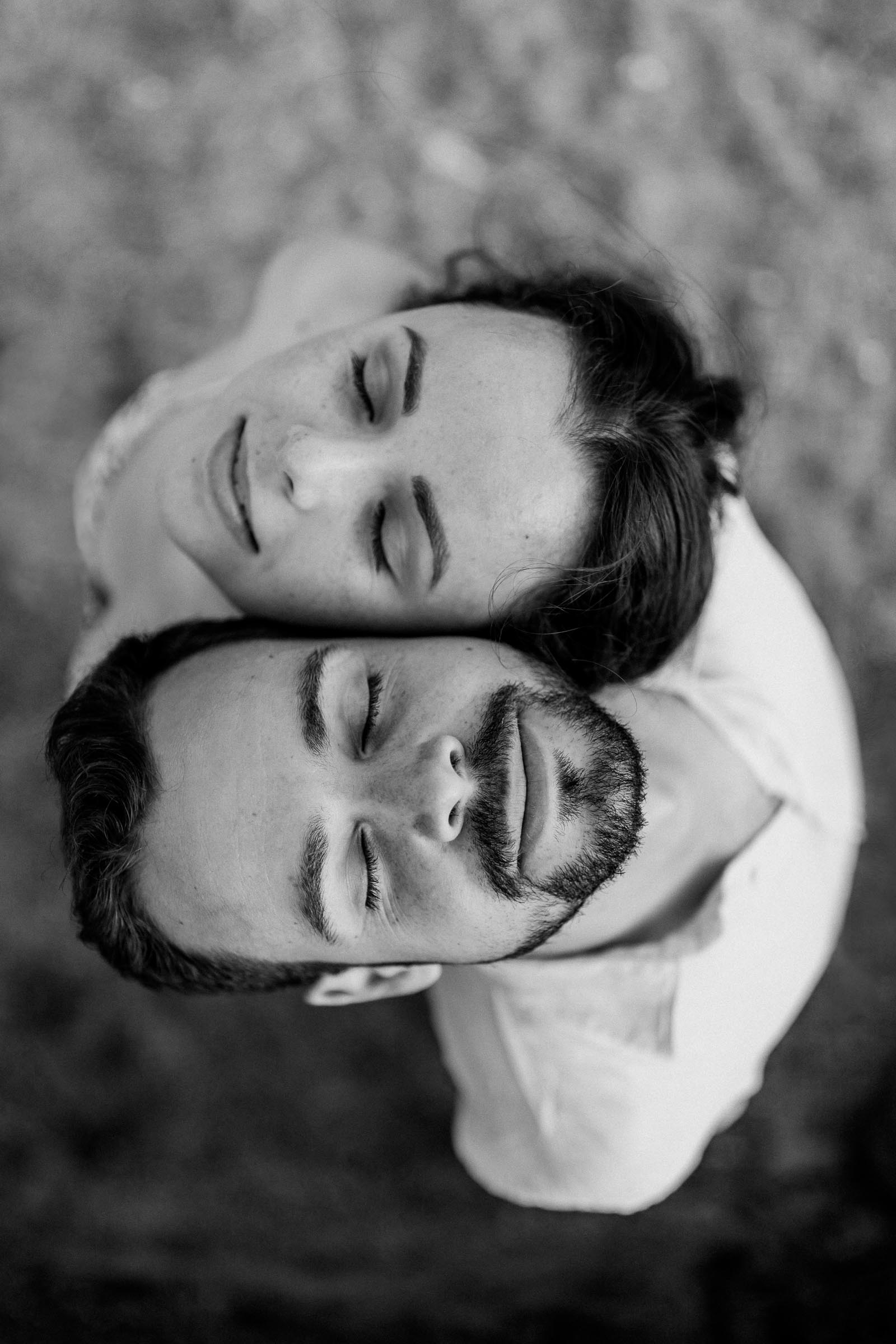Photographie de Mathieu Dété, photographe de mariage à Grande Anse de la Réunion 974, présentant un couple en noir et blanc, vu de dessus, en contre plongée