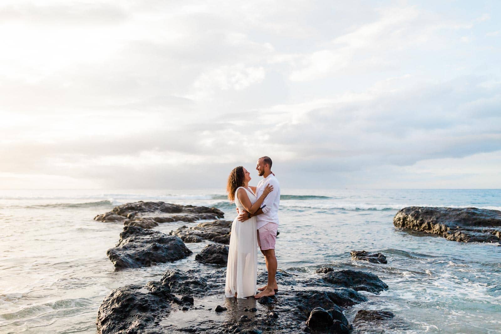 Photographie de Mathieu Dété, photographe de mariage à Saint-Pierre de la Réunion 974, présentant un couple en bord de mer au Cap Homard