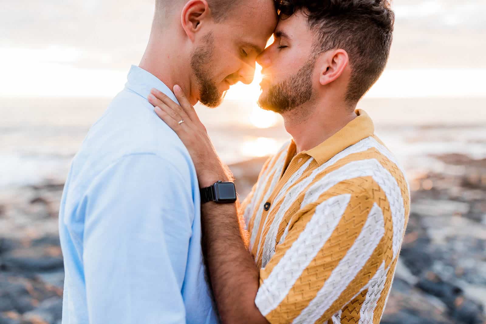 Photographie de Mathieu Dété, photographe de mariage à Saint-Pierre de la Réunion 974, présentant un couple d'hommes au coucher de soleil