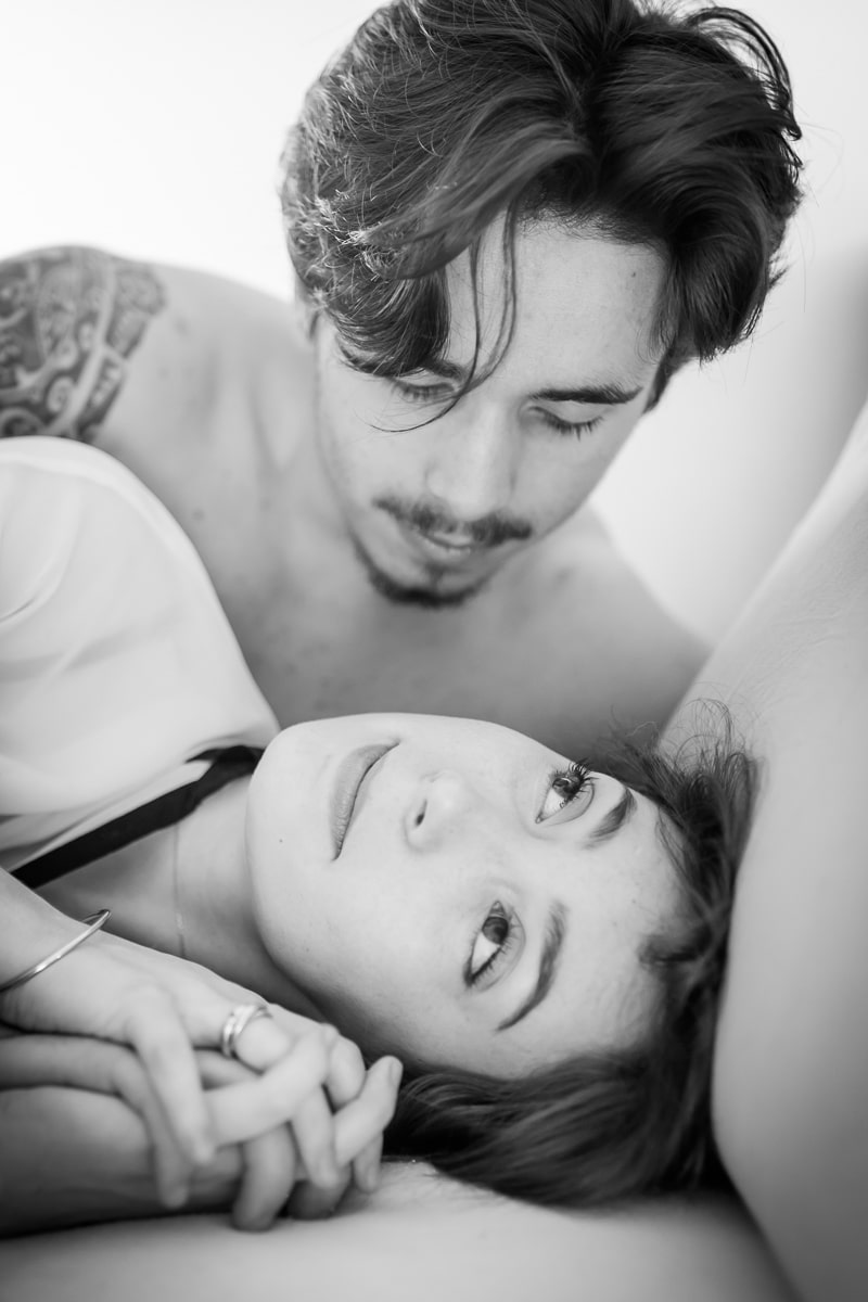 Couple au lit - Séance couple intimité Mathieu Dété