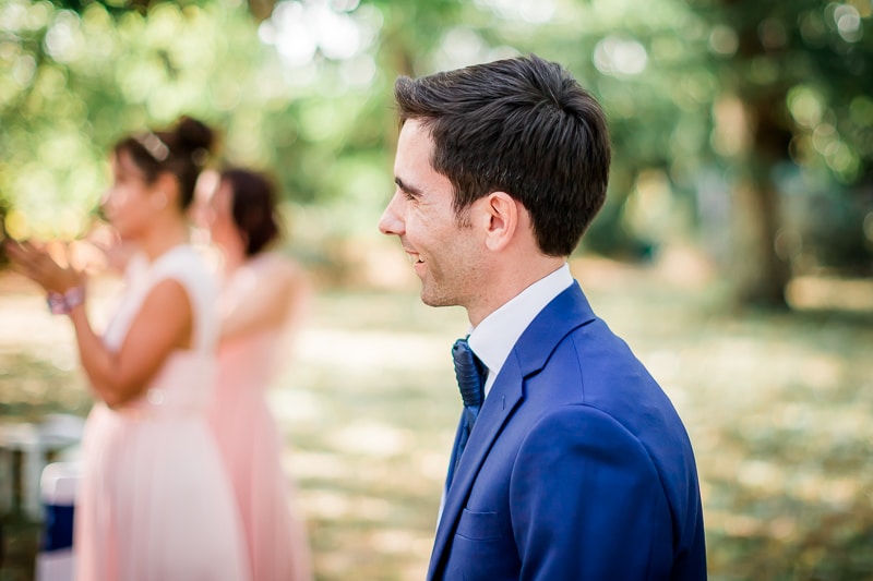 Entrée de la cérémonie laique dans les jardins de la Bastide Rouge à Saint Genies Bellevue - Mathieu Dété Photographe