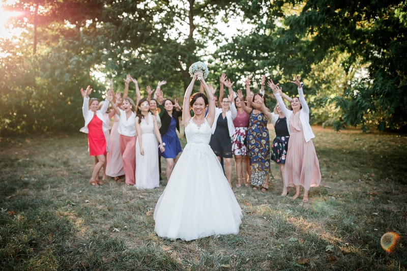 Lancer du bouquet dans les jardins de la Bastide Rouge à Saint Genies - Mathieu Dété Photographe