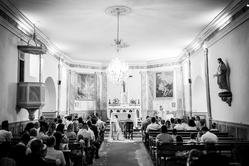 Les mariés dans l'église