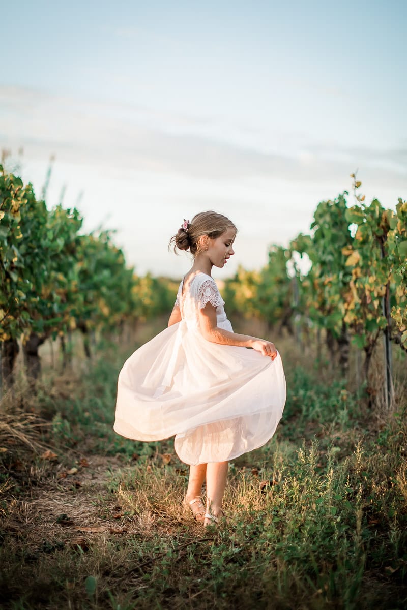 Jeune fille dans les vignes