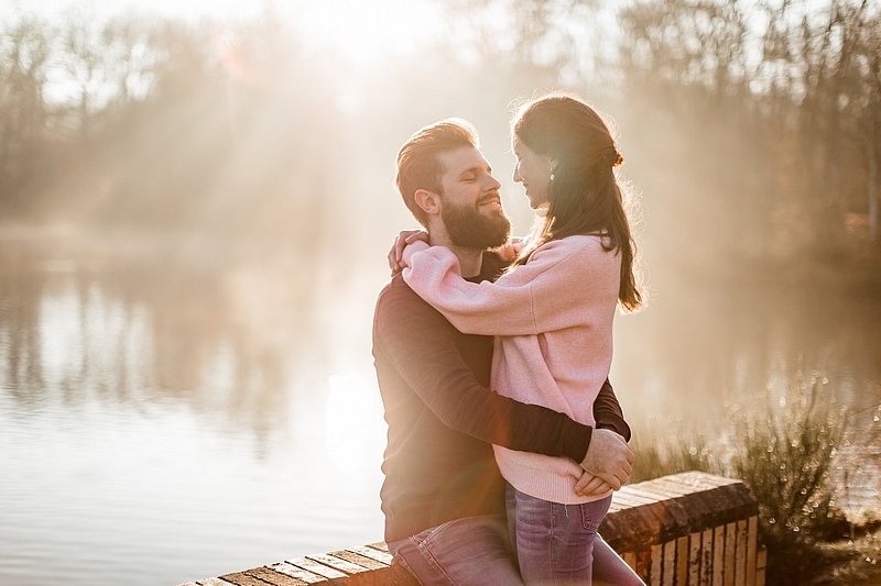 Portrait de couple au bord du lac - Photographe mariage portrait Toulouse