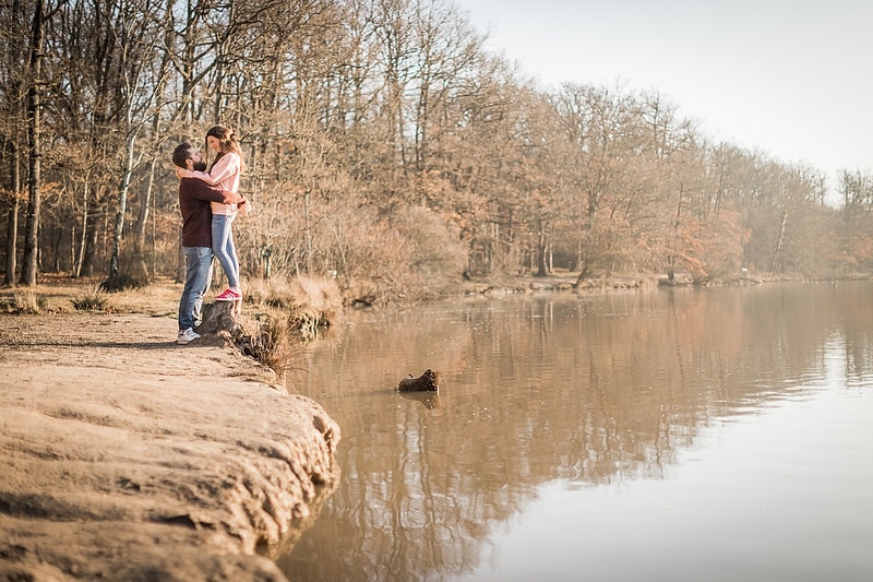 Portrait de couple au bord du lac - Photographe mariage portrait Toulouse