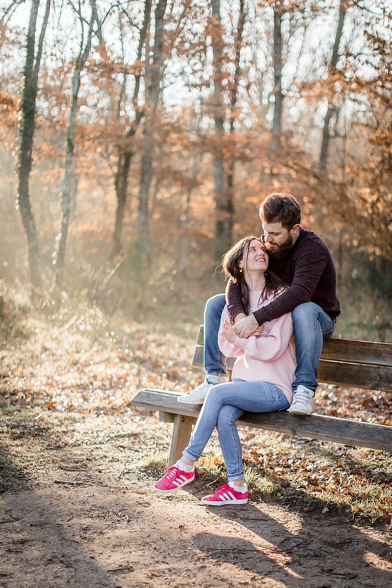 Portrait de couple sur un banc - Photographe mariage portrait Toulouse