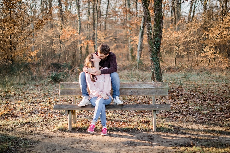 Portrait de couple sur un banc - Photographe mariage portrait Toulouse