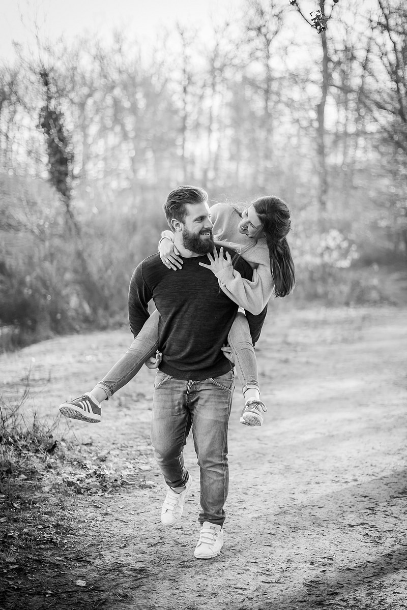 Portrait de couple dans la joie - Photographe mariage portrait Toulouse