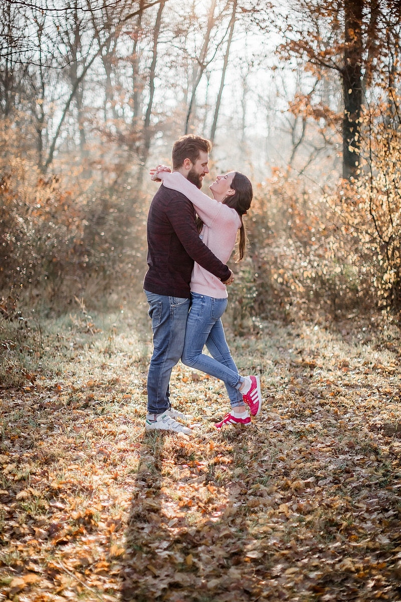 Portrait de couple dans la forêt - Photographe mariage portrait Toulouse